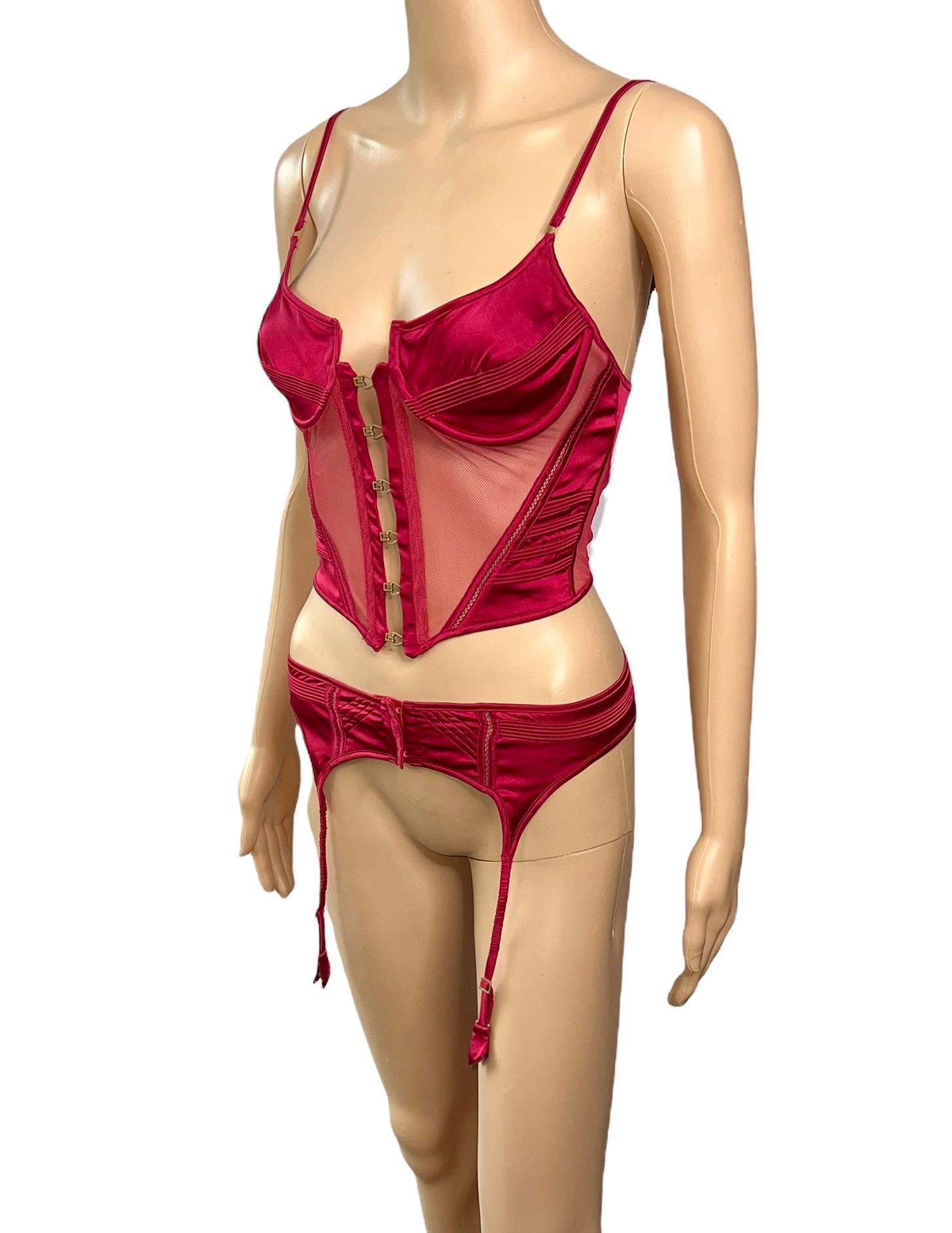 Tom Ford für Gucci F/W 2003 Satin Bustier Crop Top & Strumpfgürtel Dessous 2 Stück Set  Größe S

Sehr guter Zustand.
