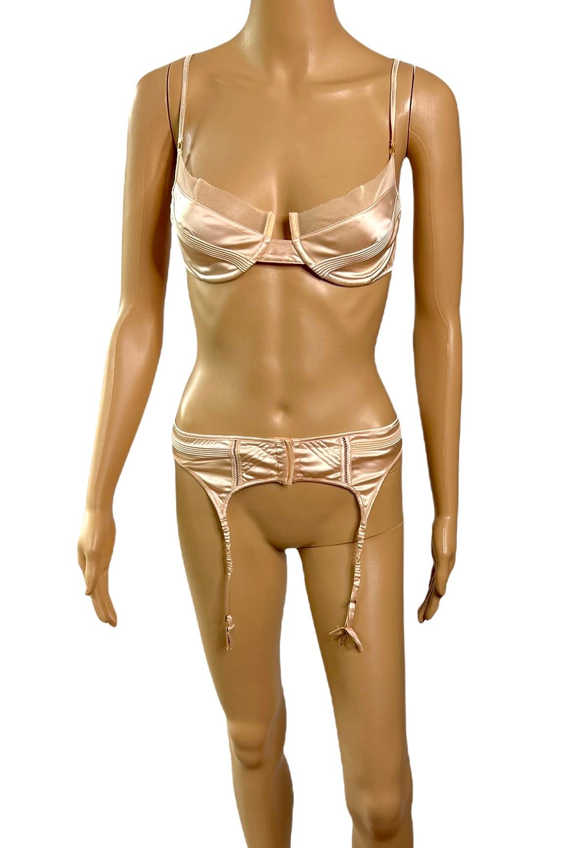  Tom Ford für Gucci F/W 2003 3-teiliges Set aus Bustier-Top, Garter-Gürtel und Dessous (Beige) im Angebot