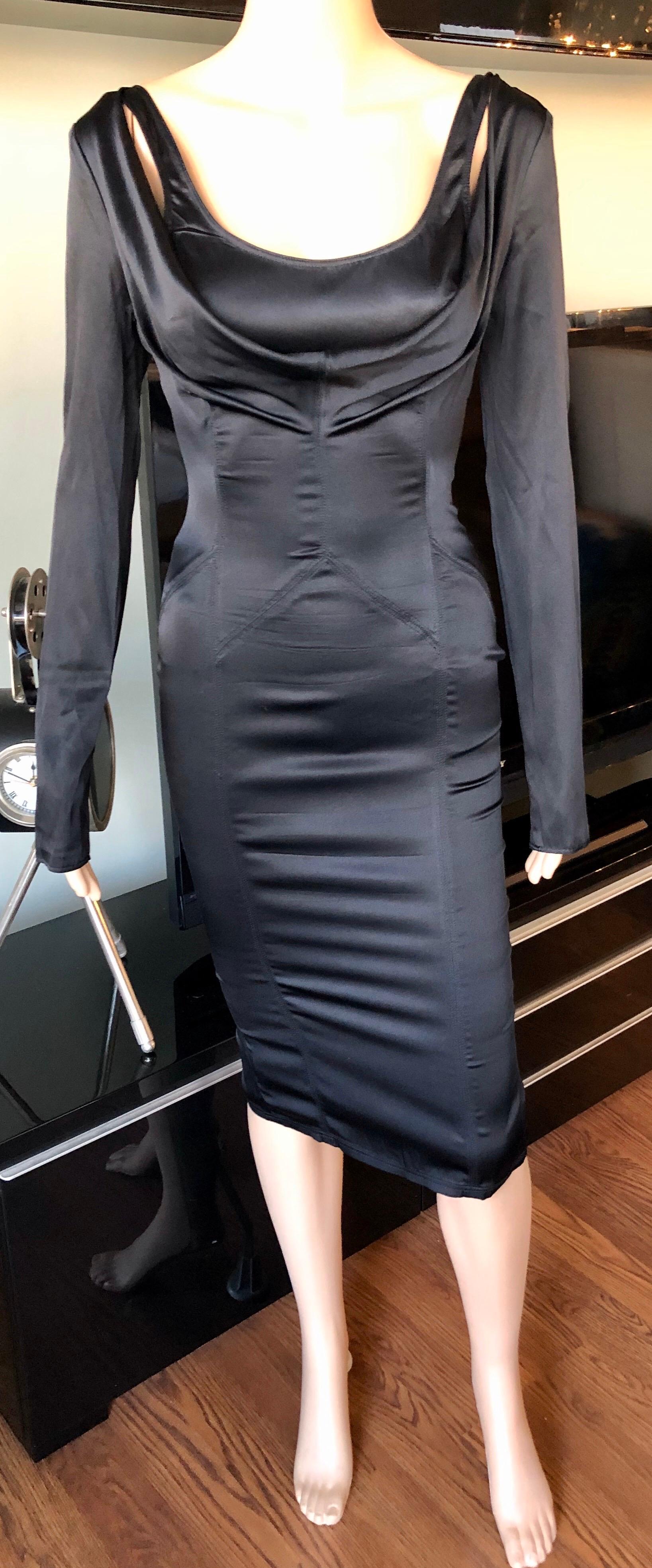 Tom Ford for Gucci F/W 2003 Vestido negro de seda con hombros fríos IT 40

Vestido de seda Gucci con cuello redondo, detalles drapeados a los lados, pespuntes tonales en todo el contorno, abertura en el bajo y cierre con cremallera oculta en la