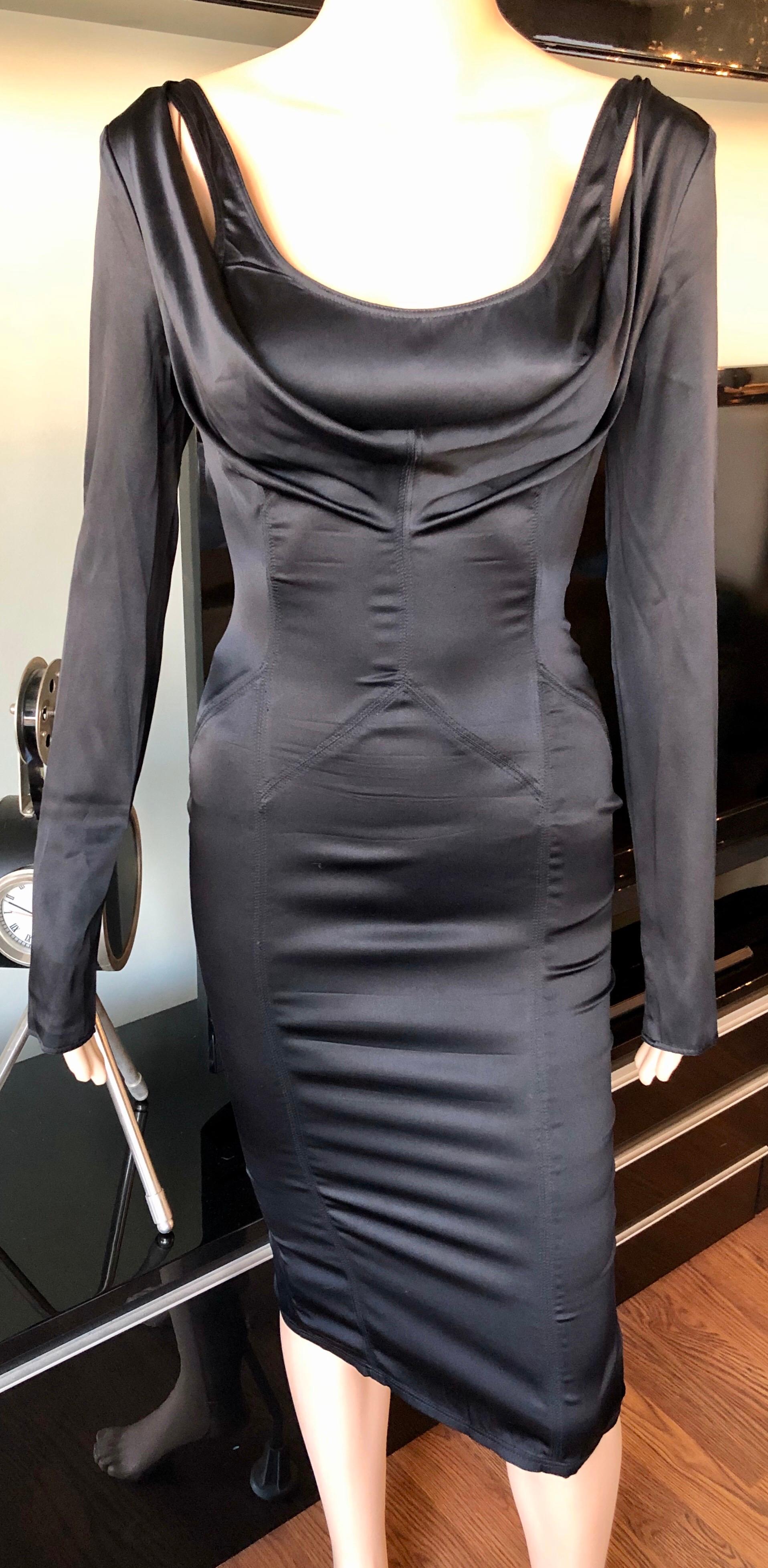 Noir Tom Ford pour Gucci F/W 2003 - Robe noire en soie à épaules froides en vente