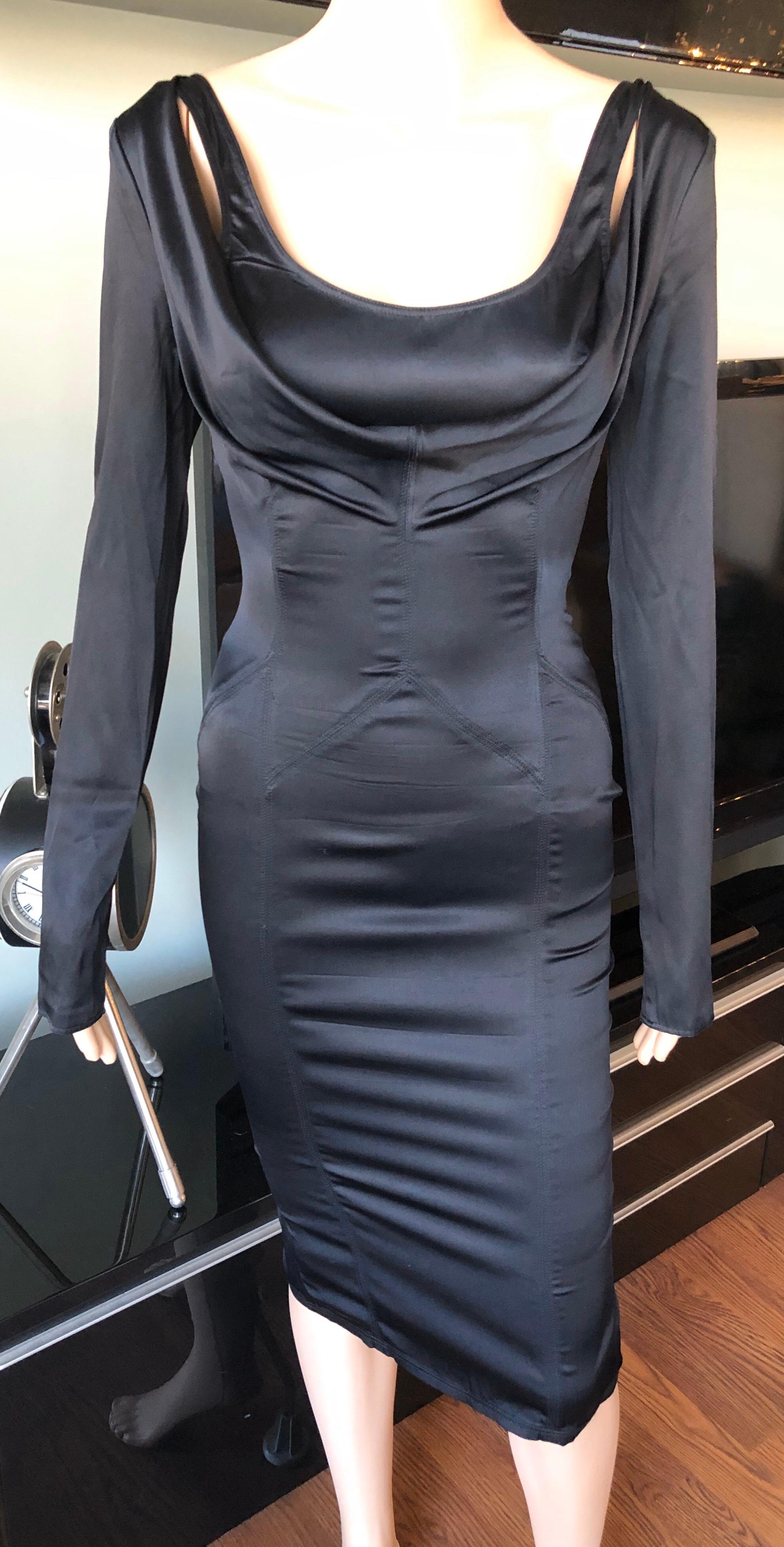 Tom Ford pour Gucci F/W 2003 - Robe noire en soie à épaules froides Pour femmes en vente