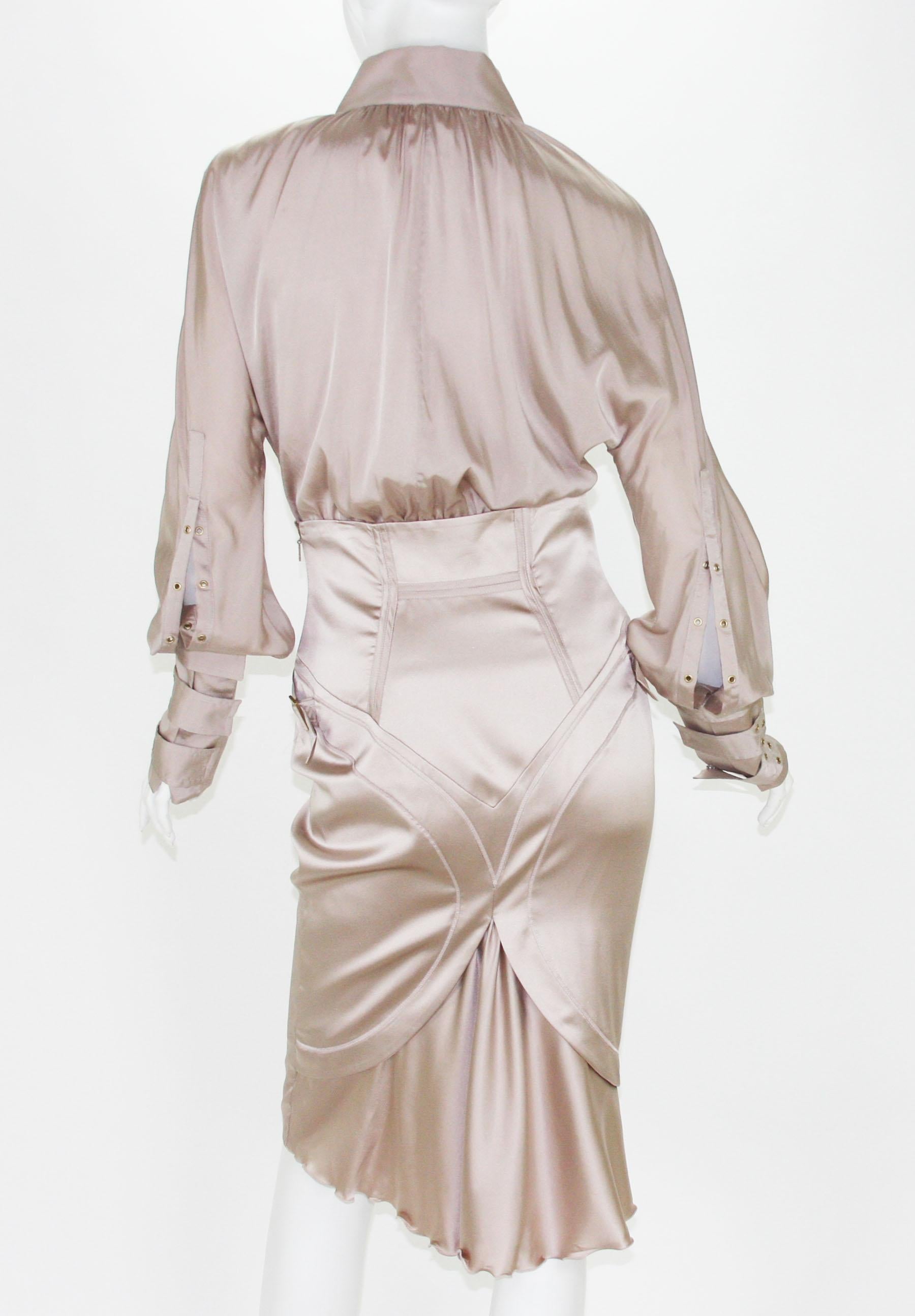 Beige Tom Ford pour Gucci, collection A/H 2003 - Tailleur jupe à œillets en soie couleur chair, 40/42  en vente