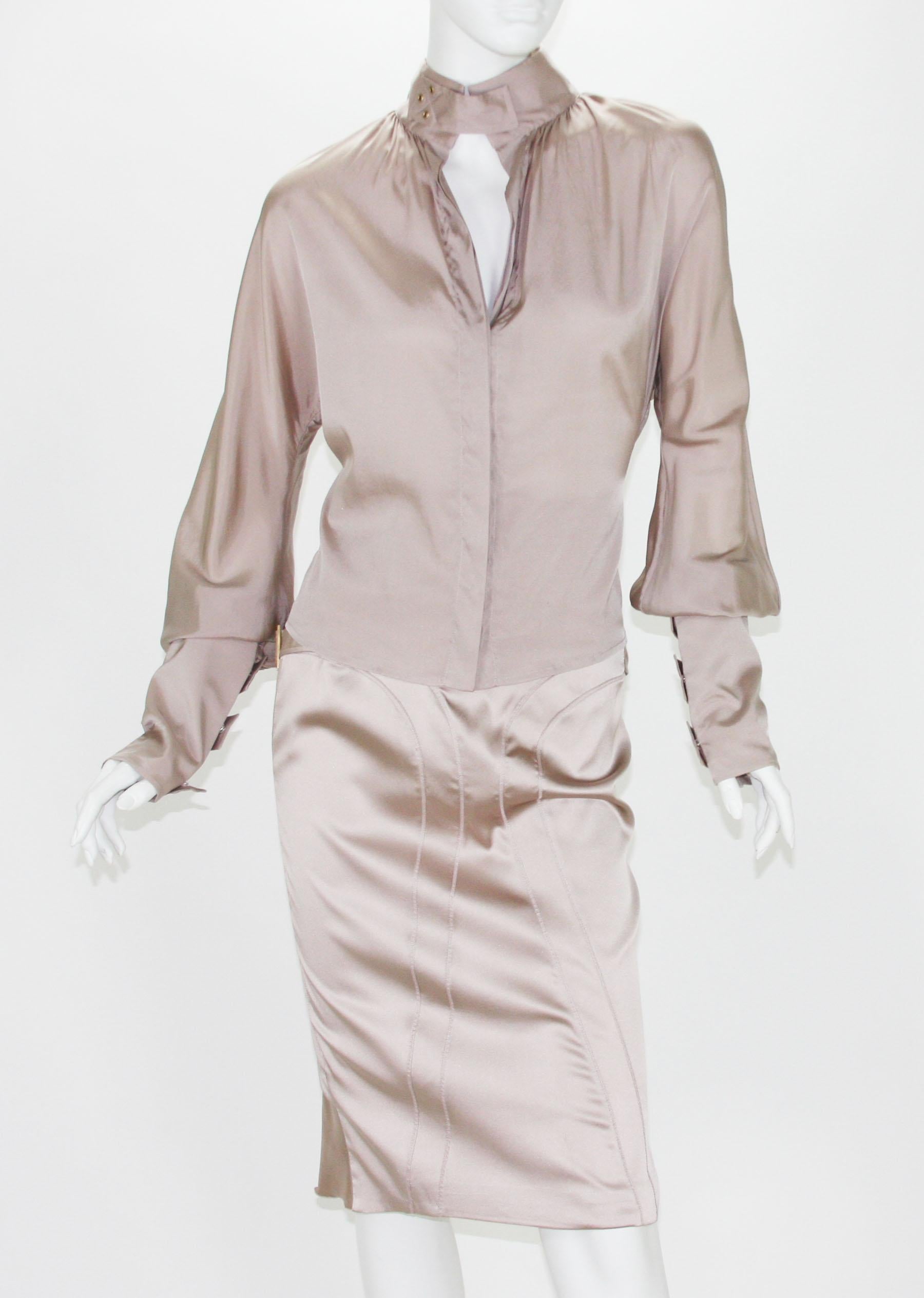 Tom Ford pour Gucci, collection A/H 2003 - Tailleur jupe à œillets en soie couleur chair, 40/42  Excellent état - En vente à Montgomery, TX