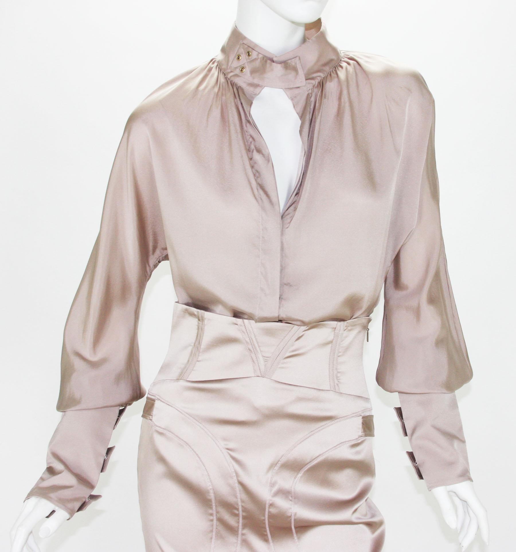 Tom Ford pour Gucci, collection A/H 2003 - Tailleur jupe à œillets en soie couleur chair, 40/42  en vente 1