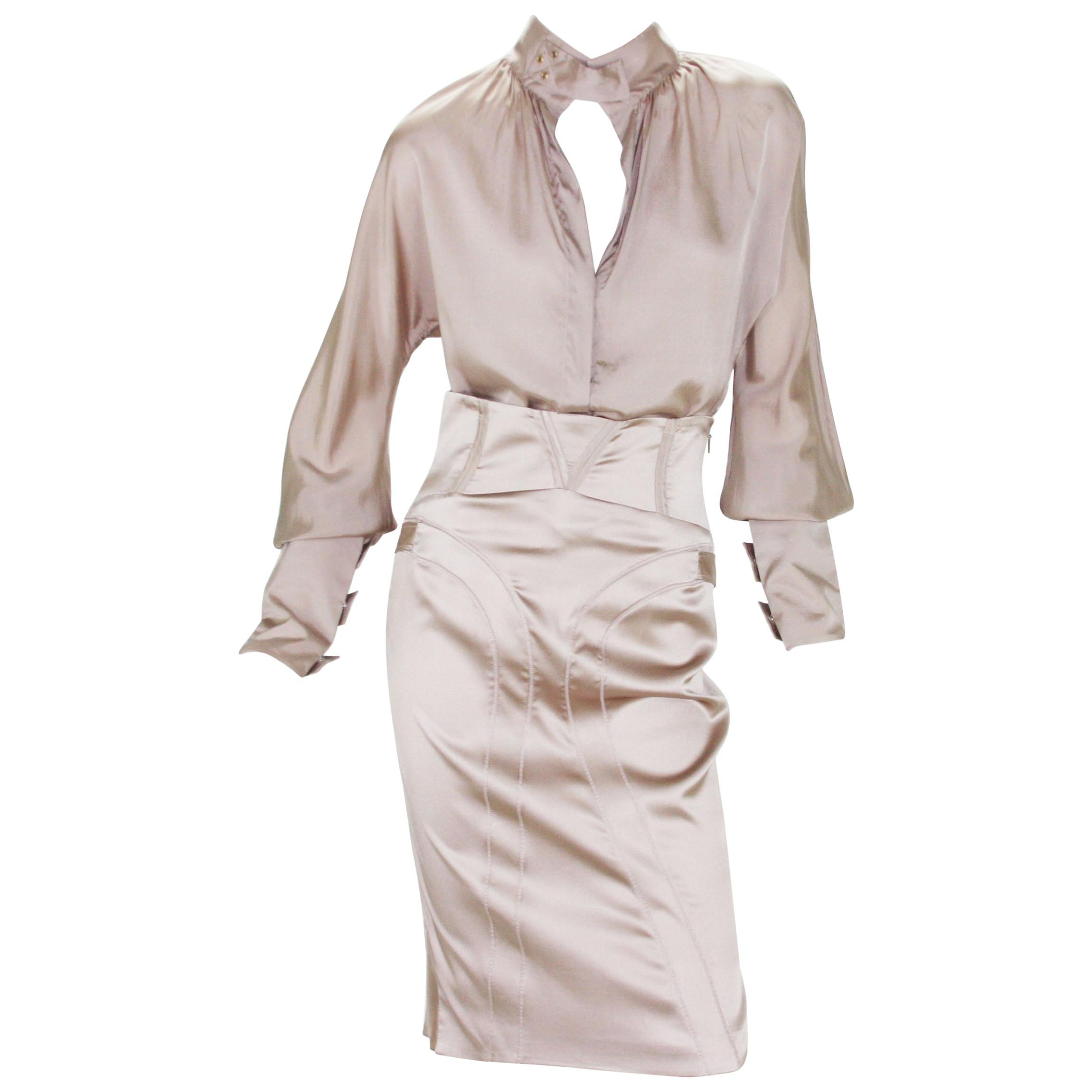Tom Ford pour Gucci, collection A/H 2003 - Tailleur jupe à œillets en soie couleur chair, 40/42  en vente