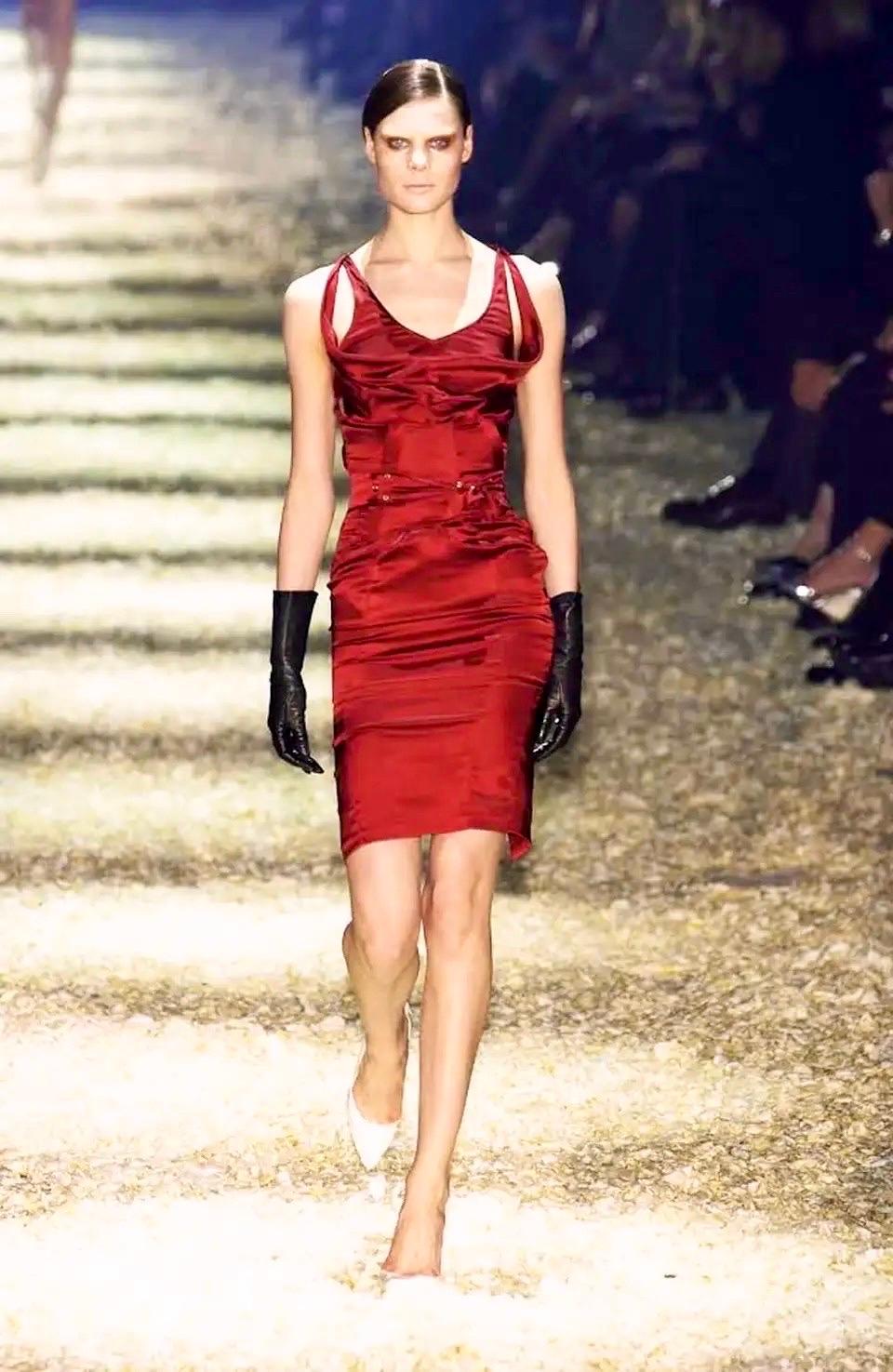 Tom Ford for Gucci F/W 2003 Runway Corset Belt Cutout Bustier Silk Red Dress For Sale 16