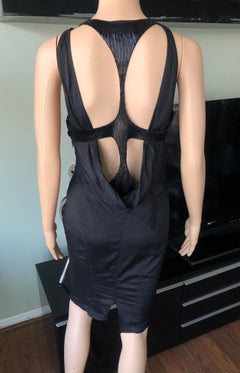 Tom Ford pour Gucci, défilé A/H 2003 - Robe noire en soie avec découpes embellies