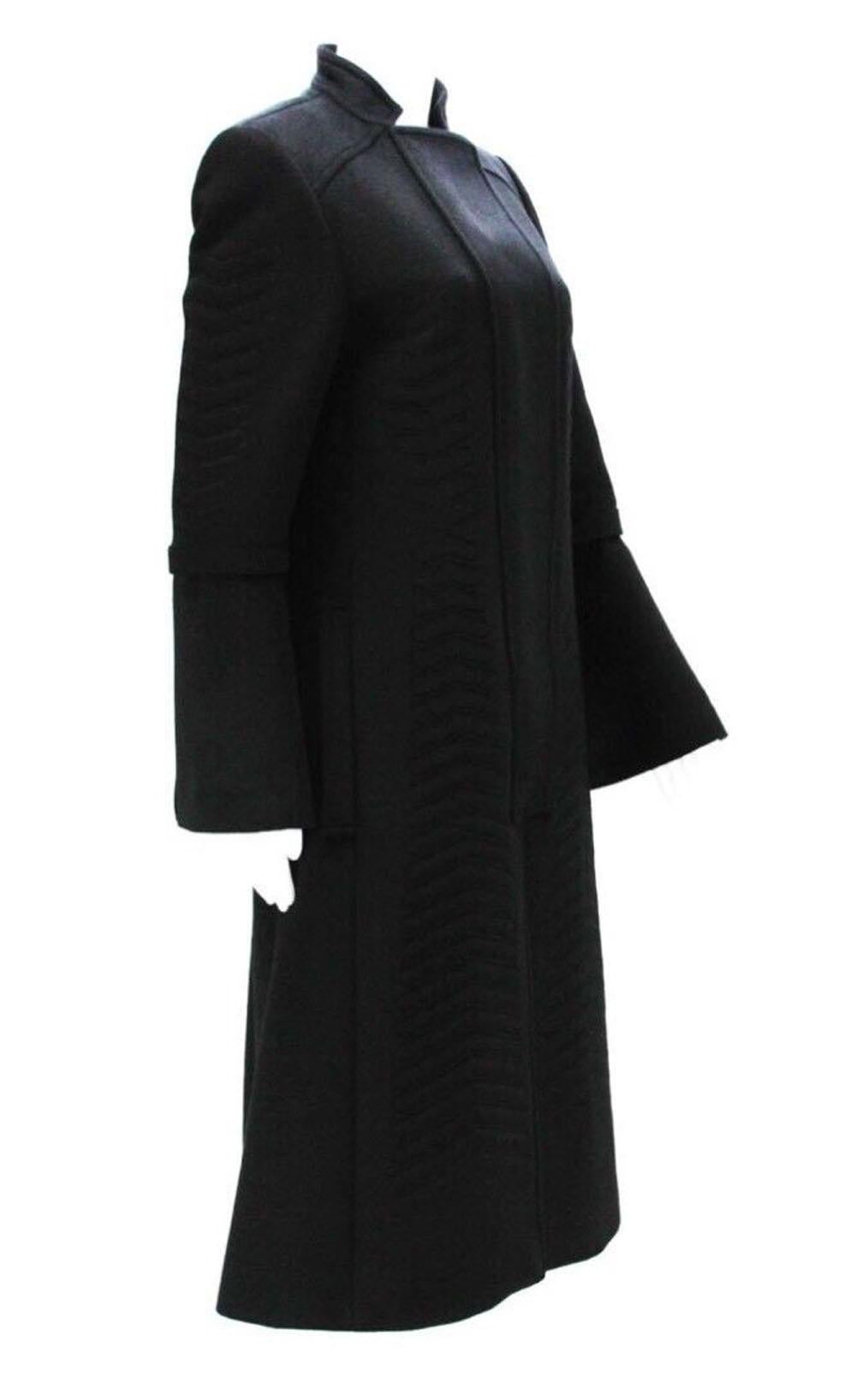 Tom Ford für Gucci H/W 2004 Schwarzer Mantel aus Angorawolle mit Chevron-Muster und Gürtel  42 im Angebot 3