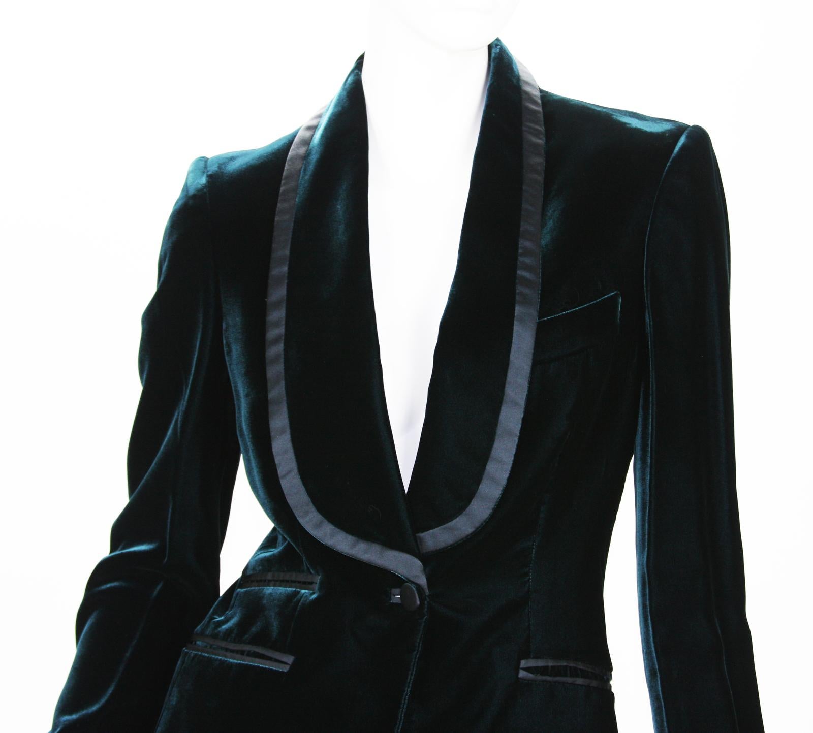 Tom Ford for Gucci Velvet Emerald Green Tuxedo Jacket
F/W 2004 Final Tom Ford Runway Collection for Gucci
Designer size 38
Emerald Green Color, Shawl Collar, Black Satin Trim, Single Button Closure, Fully Lined, 4 Pockets.
Measurements approx.: