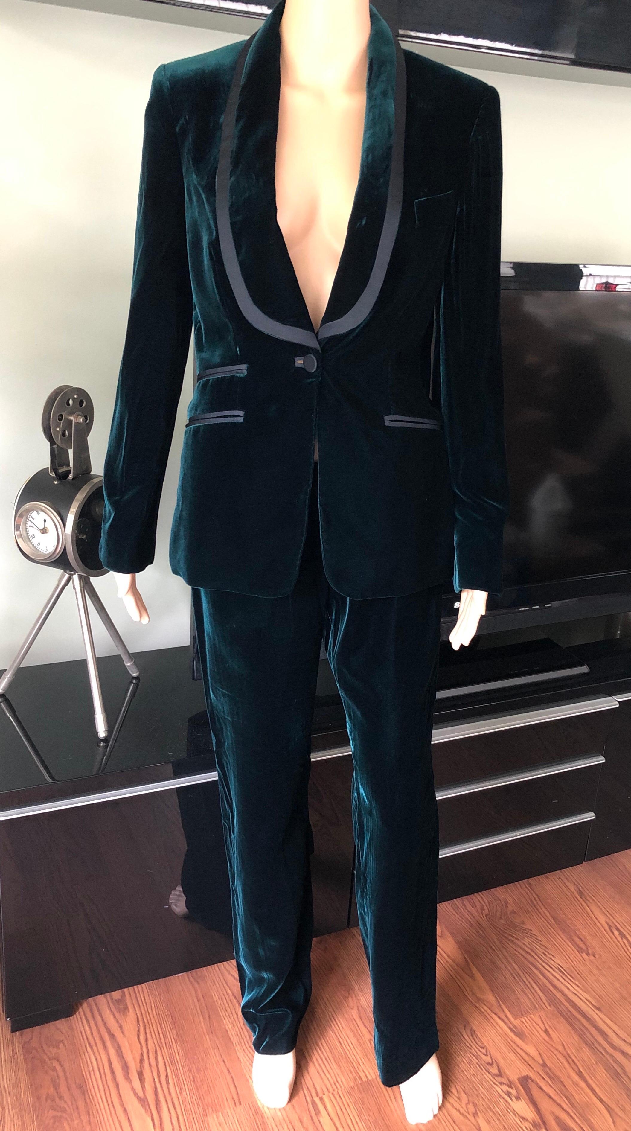 Tom Ford for Gucci F/W 2004 Runway Vintage Tuxedo Velvet Blazer Pants Suit IT 42

Tom Ford–era Gucci dark green velvet tuxedo pant suit featuring shawl collar, black satin trim and single button closure.