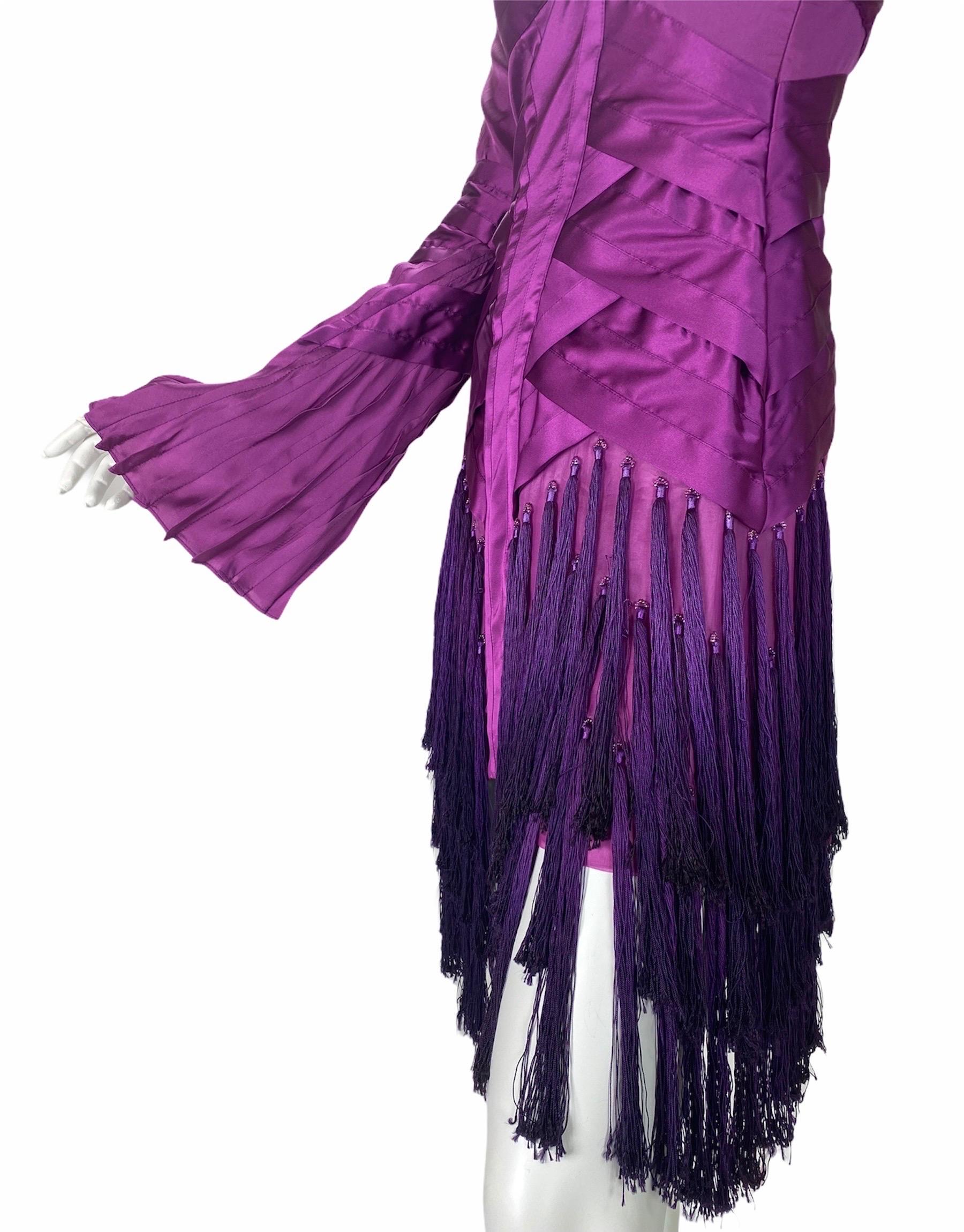 Tom Ford für Gucci Kleid mit Quasten
F/W 2004 Runway Collection'S
Das verführerischste und romantischste Kleid aller Zeiten!
Italienische Größe 38 - US 2
Bustier-Stil, Perlen-Detail an jeder Quaste,  Seitlicher Reißverschluss, plissierte Ärmel,