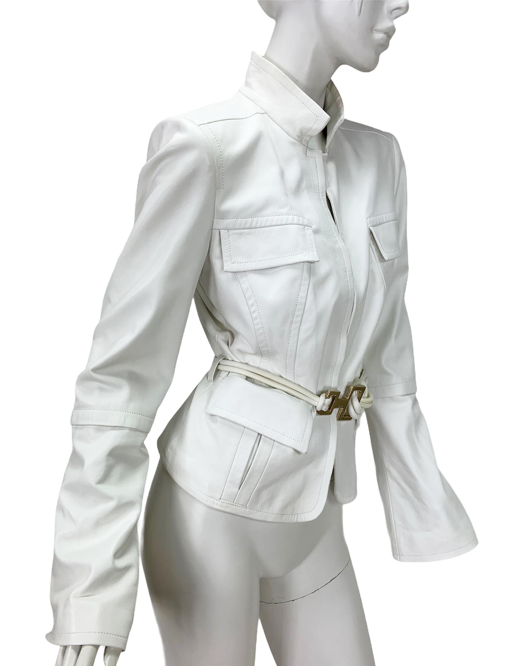 Vintage Tom Ford für Gucci Weißes Leder mit Gürtel und passender Jacke
F/W 2004 Collection'S
Designer Größe 46 - US 10 ( bitte überprüfen Sie die Maße, um unnötige Rücksendungen zu vermeiden )
Echtes Leder, Hakenverschluss, zwei Vordertaschen, zwei