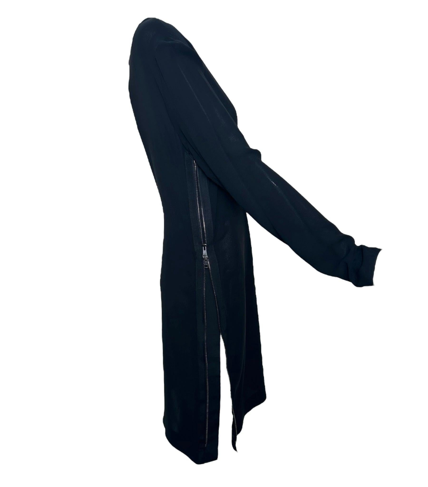 Dieses Midikleid von Tom Ford für Gucci F/W 2001 strahlt mit seiner schlanken Silhouette und der wandelbaren Seite Sinnlichkeit aus. Der schwarze Seidenstoff verleiht ihm einen luxuriösen Touch, während der seitlich geschlitzte Reißverschluss einen