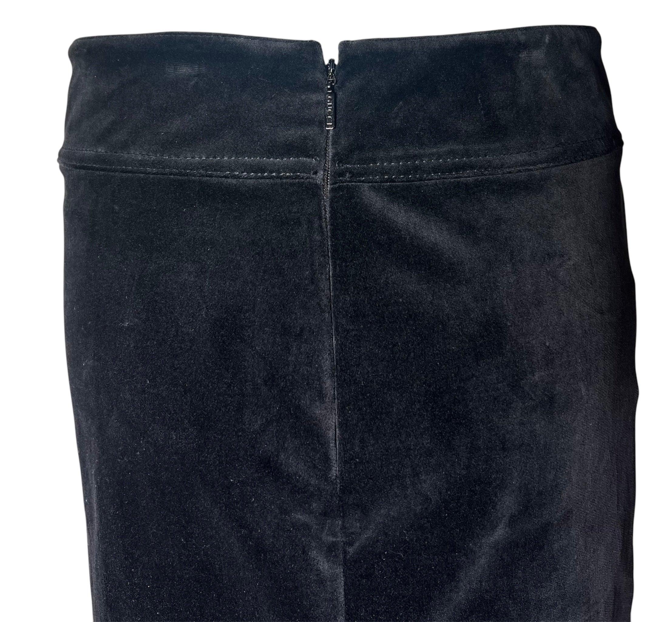Schwarzer Samt von Tom Ford! Aus der ultraschwülen und verhexten Gucci Herbst/Winter 2002 Kollektion. Hyper-sexy Rock mit Spitze und Rüschen. Wir haben die Schnürung in der Mitte für mehr Dramatik gestaltet, aber dieser Midi ist für eine