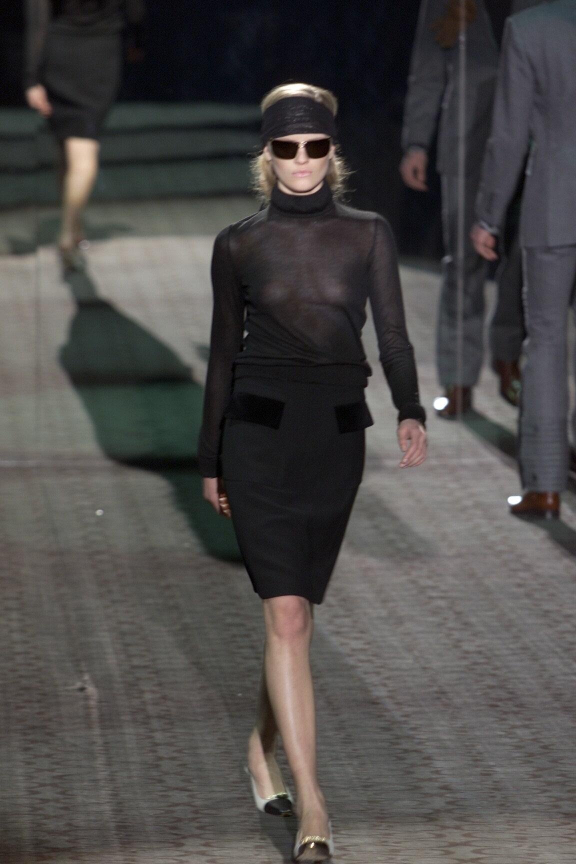 Der Rock von Tom Ford für Gucci wurde auf dem Laufsteg für die Herbst 2000 Ready To Wear-Kollektion gezeigt. Schwarzer Rock aus glatter Lana-Wolle mit Samtdetails an den beiden vorderen Gesäßtaschen und an der Taille. Unbeschriftet. Seitlicher