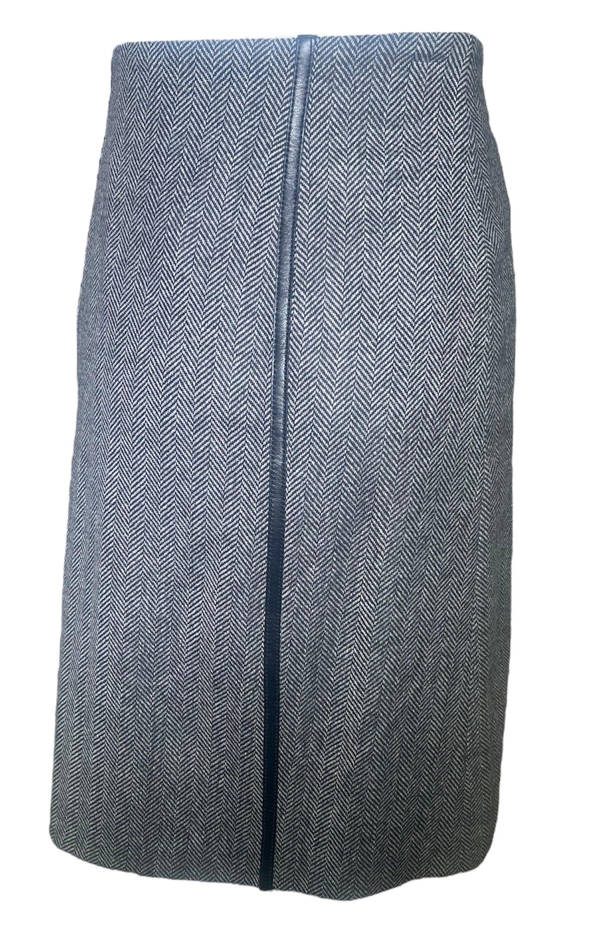 Das Originalgenie hinter dem Trend der Bürosirenen: Tom Ford. Die Herbst/Winter-Kollektion von Tom Ford für Gucci stand ganz im Zeichen von Chevron und Fischgräten in klassischen, dezenten Tönen. Schicke schwarze Lederpaspel auf der Vorder- und