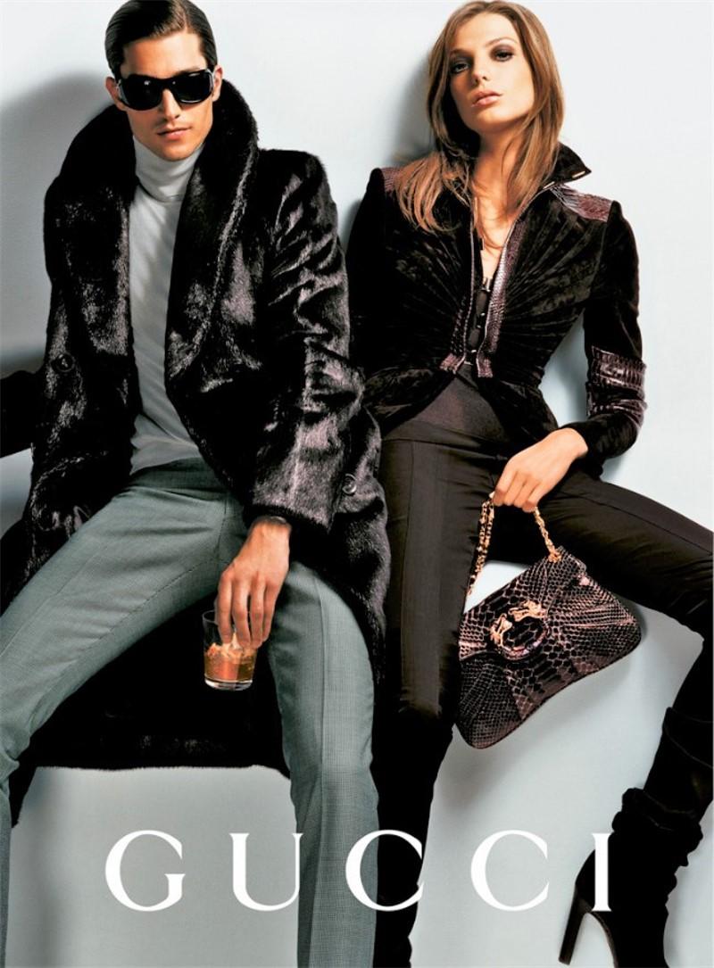 Gucci - Bottes en daim avec serpent
Tom Ford pour Gucci 
Collectional
Bottes en python ADS

* Noir 
* Tige en daim souple 
* Talons en peau de serpent 
* 1/2