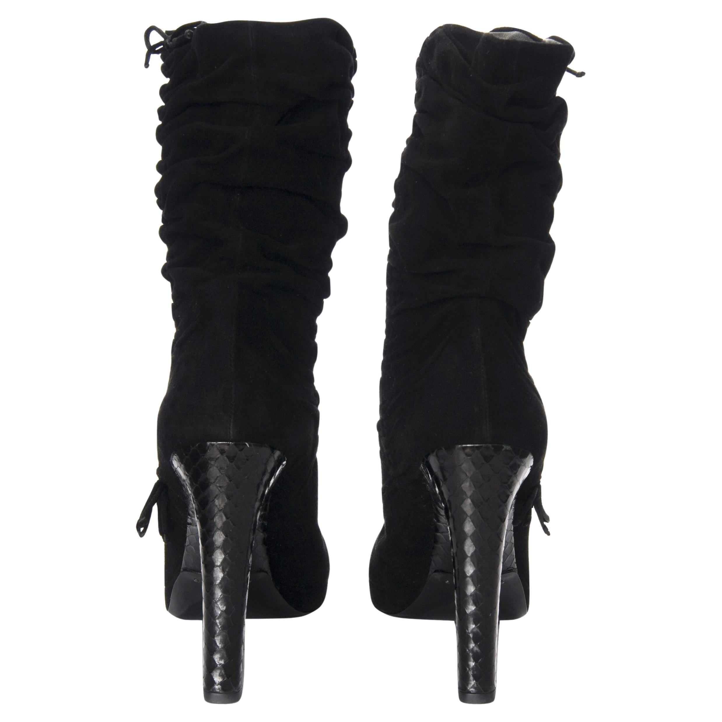 Noir Tom Ford pour Gucci - Bottes en daim de défilé en python, taille 8 en vente
