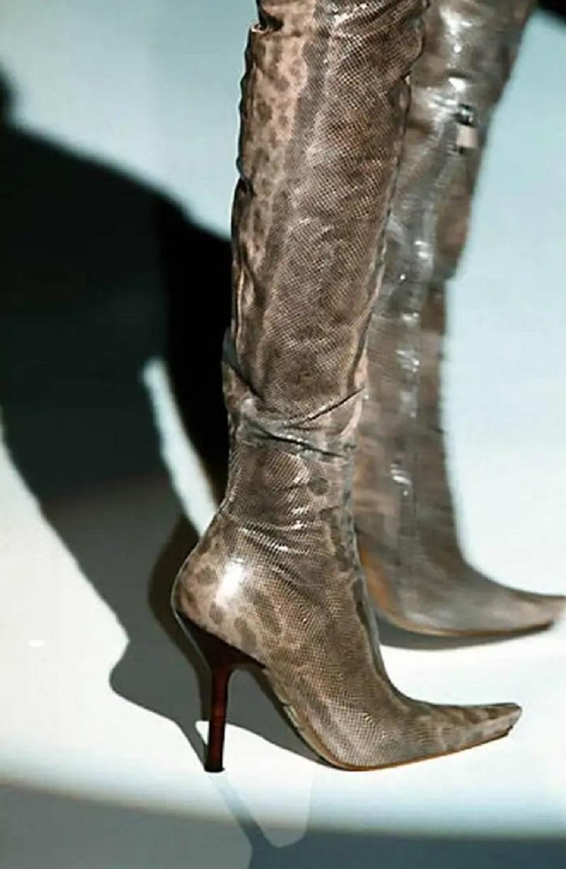 Nuevas botas de serpiente por encima de la rodilla Tom Ford for Gucci
Colección F/W 1999
Talla del diseñador - 8 B (Euro 38)
100% Piel de Serpiente de Agua, Color - Beige/Marrón, Cierre con cremallera en el lateral, Forro de piel.
Tacón apilado - 4