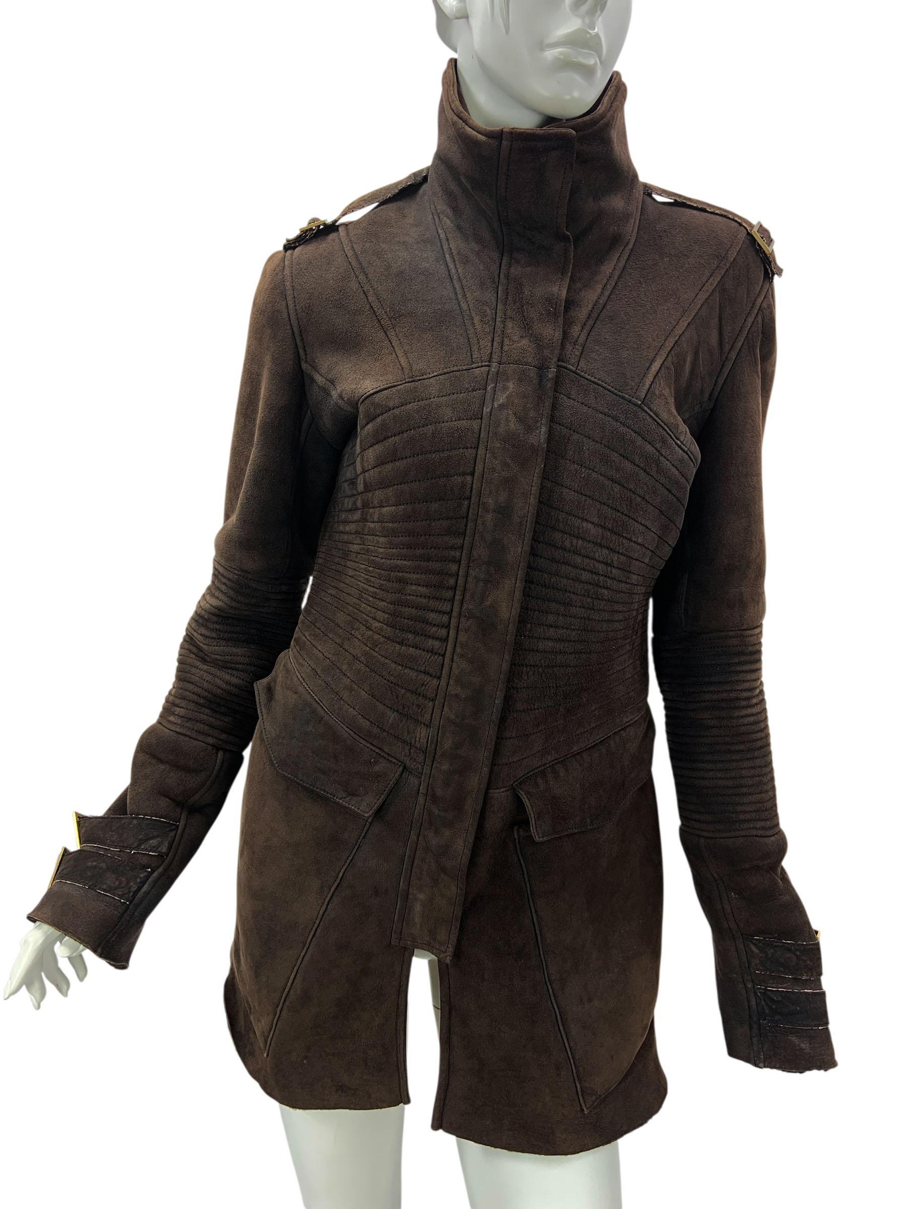 Tom Ford for Gucci Veste longue en daim et shearling marron
Collection F/W 2003 
Taille italienne 44 - US 8
Couleur brun chocolat foncé, Intérieur en peau de mouton, Détails des coutures, Deux poches profondes sur le devant, Épaulettes, Sangles
