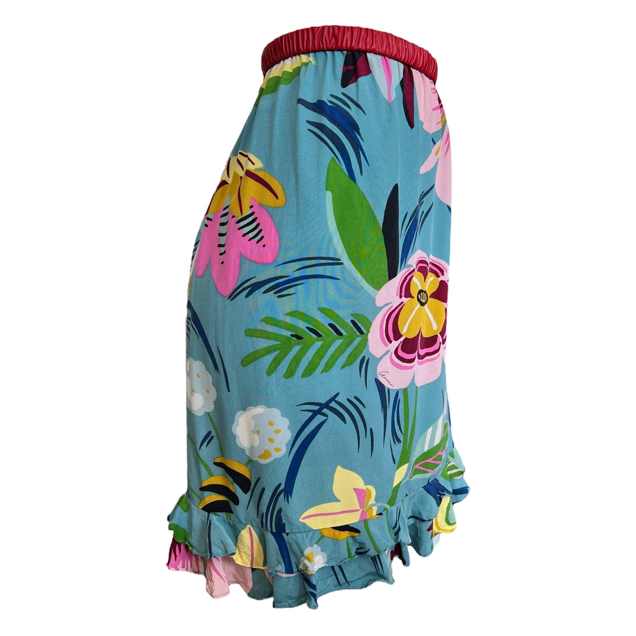 Tom Ford für Gucci Frühjahr '99 - der ikonische blaue Seidenrock mit Blumendruck, wie auf dem Laufsteg zu sehen. Türkisblauer Druck mit rosa, gelben und grünen Blumenmotiven. Gerüschter Rüschensaum. Elastischer Bund aus rotem Leder. Voluminöse