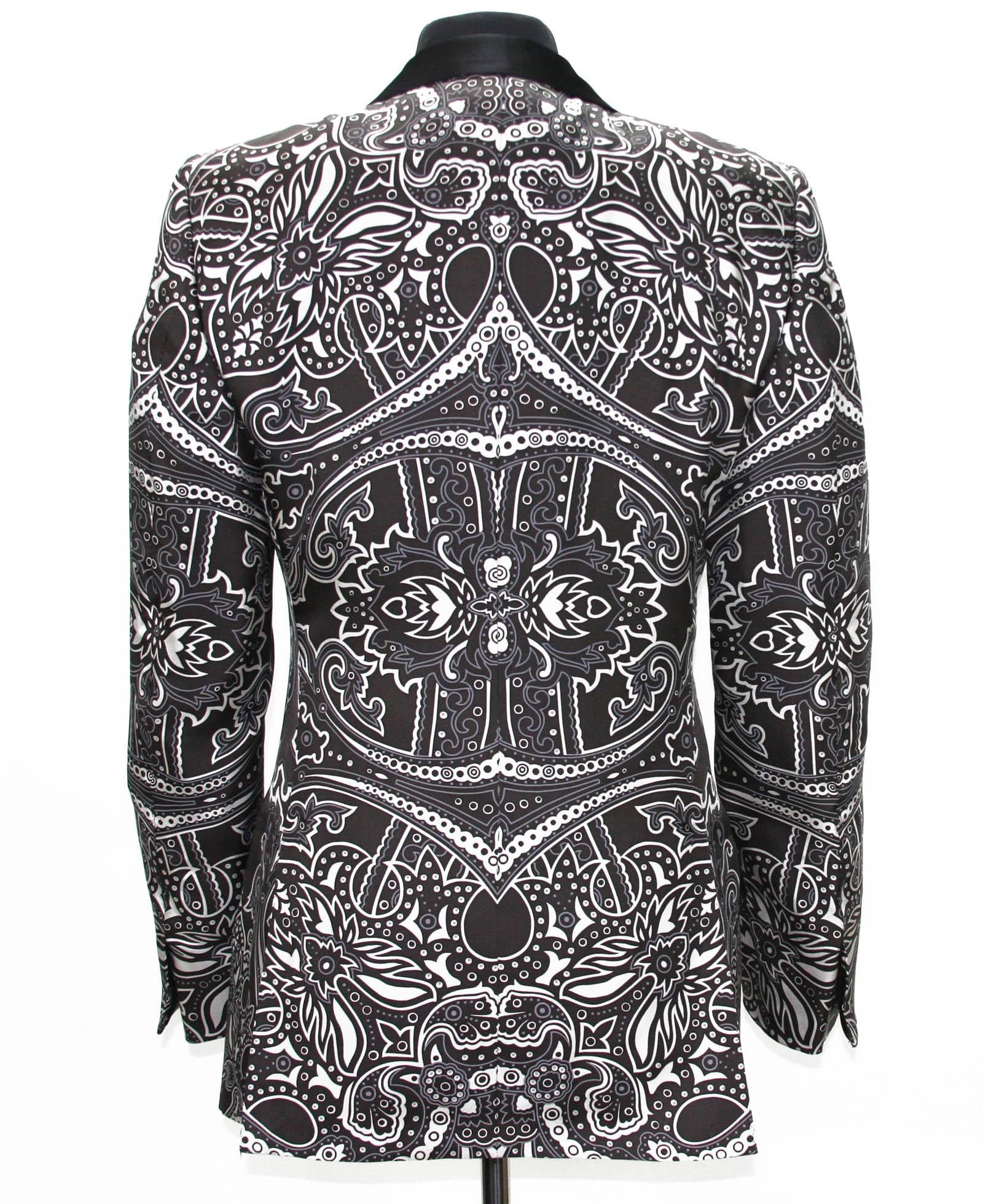 Vintage & Rare Tom Ford for Gucci Giacca Blazer da Cocktail in Seta
Collezione primavera/estate 2004
La taglia del designer è 48 L - US 38 L.
100% seta, colori marrone, bianco e grigio, risvolto a scialle nero, chiusura a un bottone.
Tasca sul