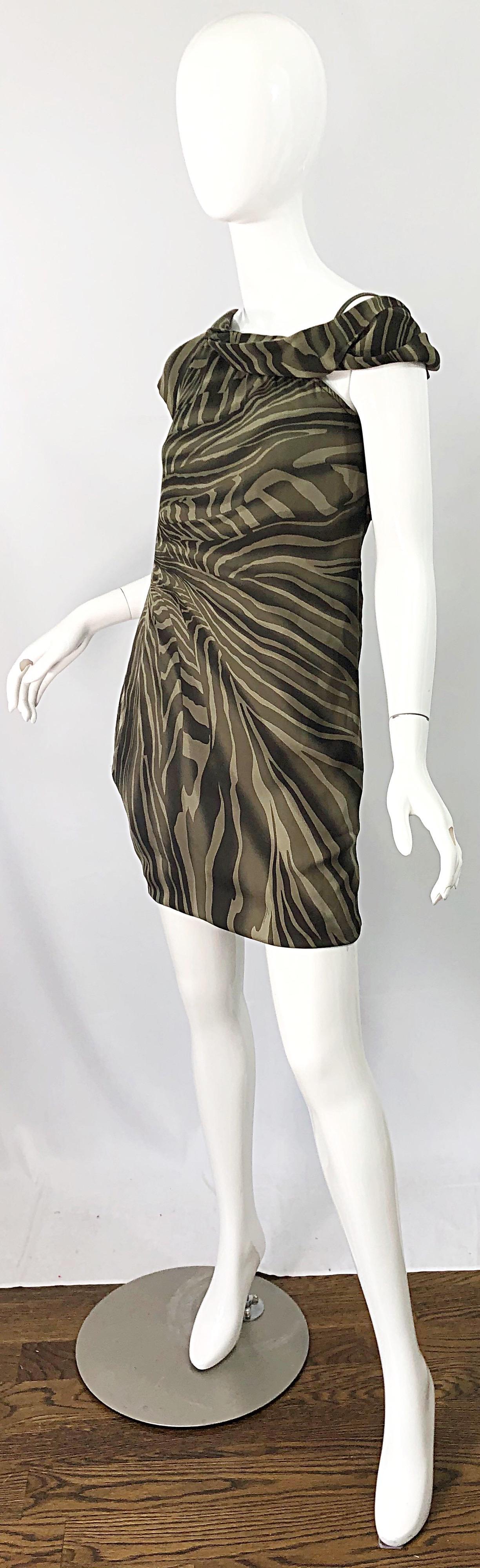 Tom Ford für Gucci Olivfarbenes schulterfreies Kleid aus Seidenchiffon mit Zebramuster Damen im Angebot
