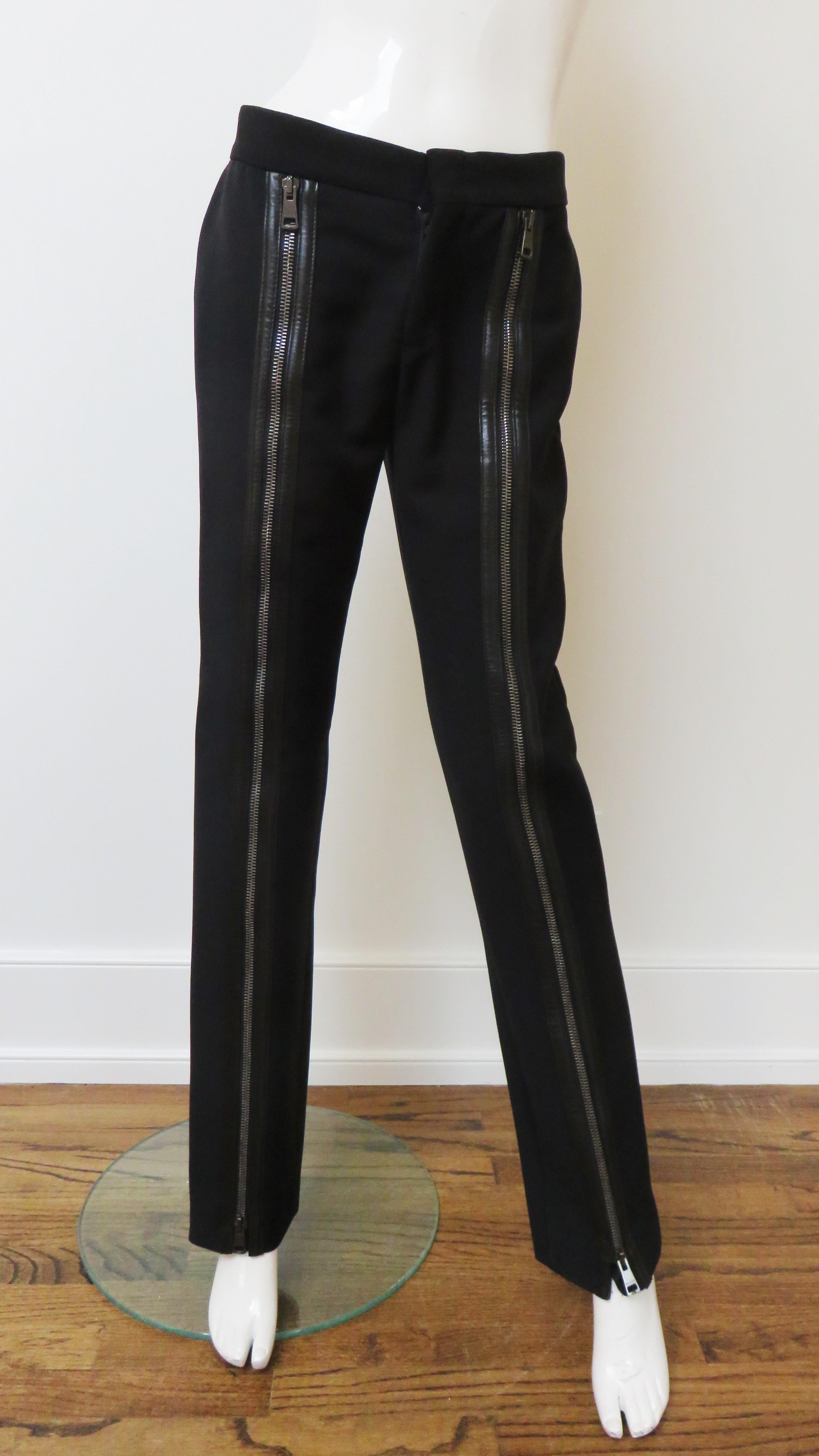 Magnifique pantalon de campagne publicitaire et de défilé en laine noire fine avec garniture en cuir par Tom Ford pour Gucci. 
Ils sont dotés d'une ceinture de 2 pouces, d'une fermeture à glissière sur le devant et de deux poches plaquées en cuir à