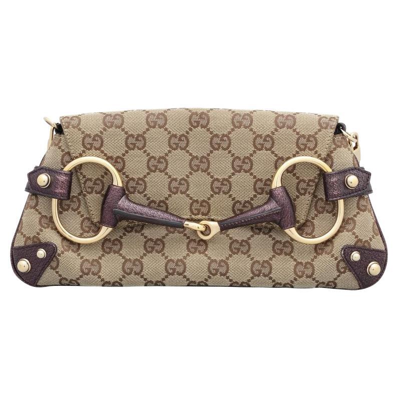 Bellissima borsa a catena Iconic Horsebit Gucci con dettagli in viola metallizzato e borchie.

Lunghezza della tracolla: 7,25
Altezza: 5,5
Profondità: 0,5
Larghezza: 10,5