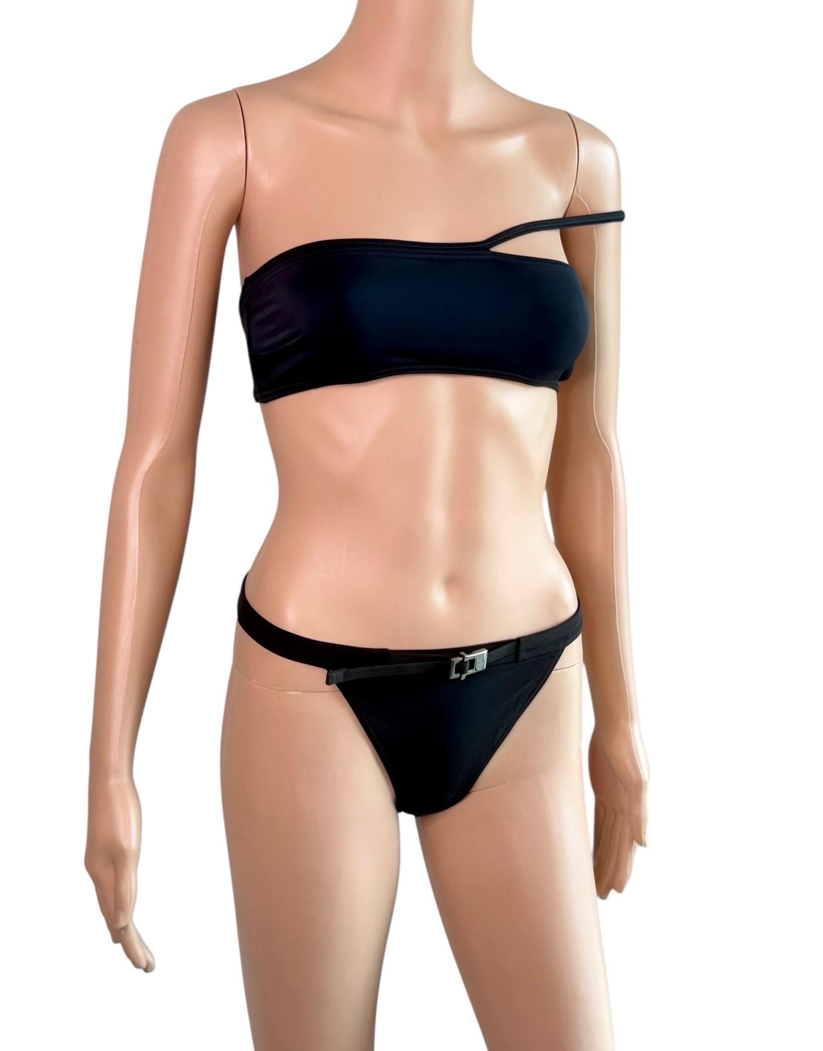 Tom Ford für Gucci S/S 1998 Gürtel mit Logo-Schnalle Bikini & BH Schwarz Zweiteiliges Set Bademode Badeanzug

Größe: L

Zustand: Ausgezeichnet 

