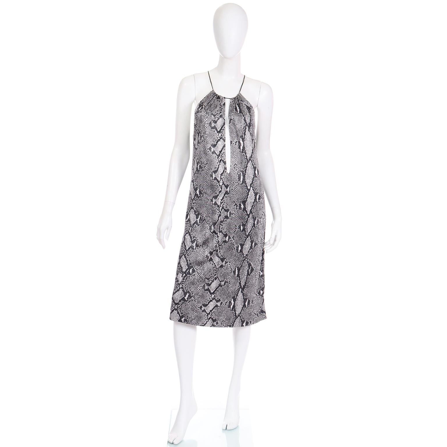 Tom Ford für Gucci S/S 2000 Laufsteg Rayon-Kleid mit Python-Druck und tiefem V-Ausschnitt (Grau) im Angebot