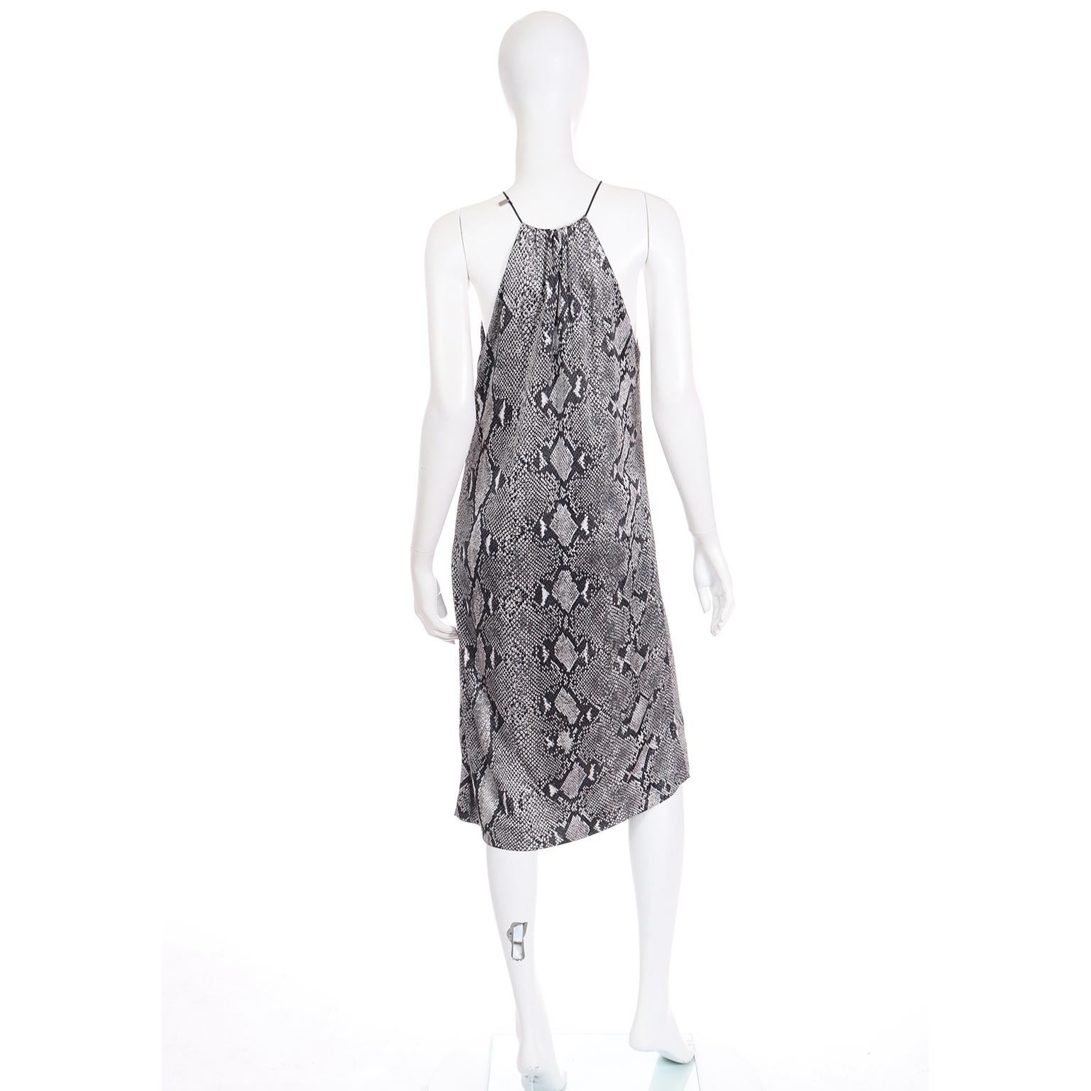 Tom Ford für Gucci S/S 2000 Laufsteg Rayon-Kleid mit Python-Druck und tiefem V-Ausschnitt Damen im Angebot