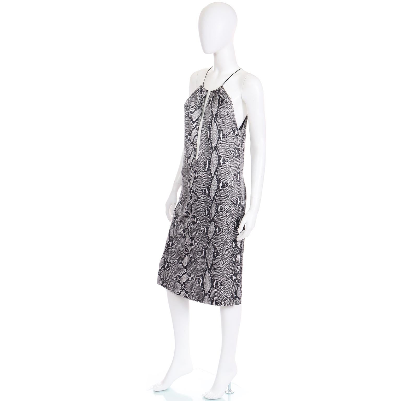 Tom Ford für Gucci S/S 2000 Laufsteg Rayon-Kleid mit Python-Druck und tiefem V-Ausschnitt im Angebot 1