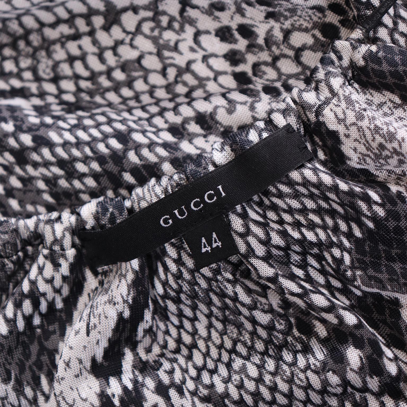 Tom Ford für Gucci S/S 2000 Laufsteg Rayon-Kleid mit Python-Druck und tiefem V-Ausschnitt im Angebot 4