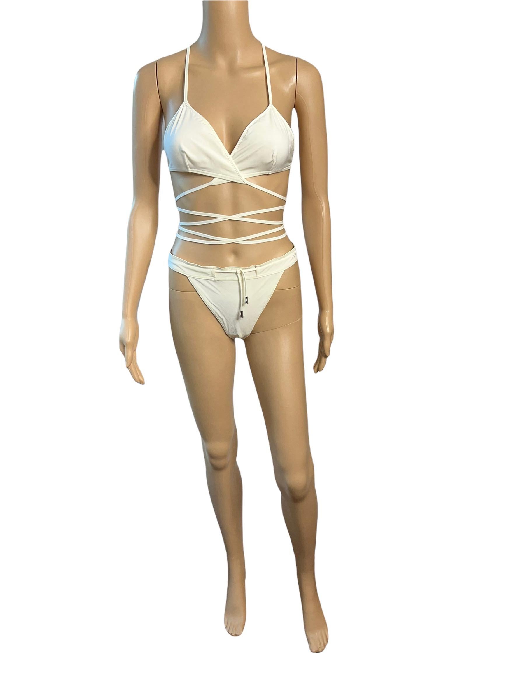 Tom Ford for Gucci S/S 2000 Runway Wrap Ivory Two-Piece Bikini Swimsuit Taille L

Look 29 de la collection printemps 2000.
