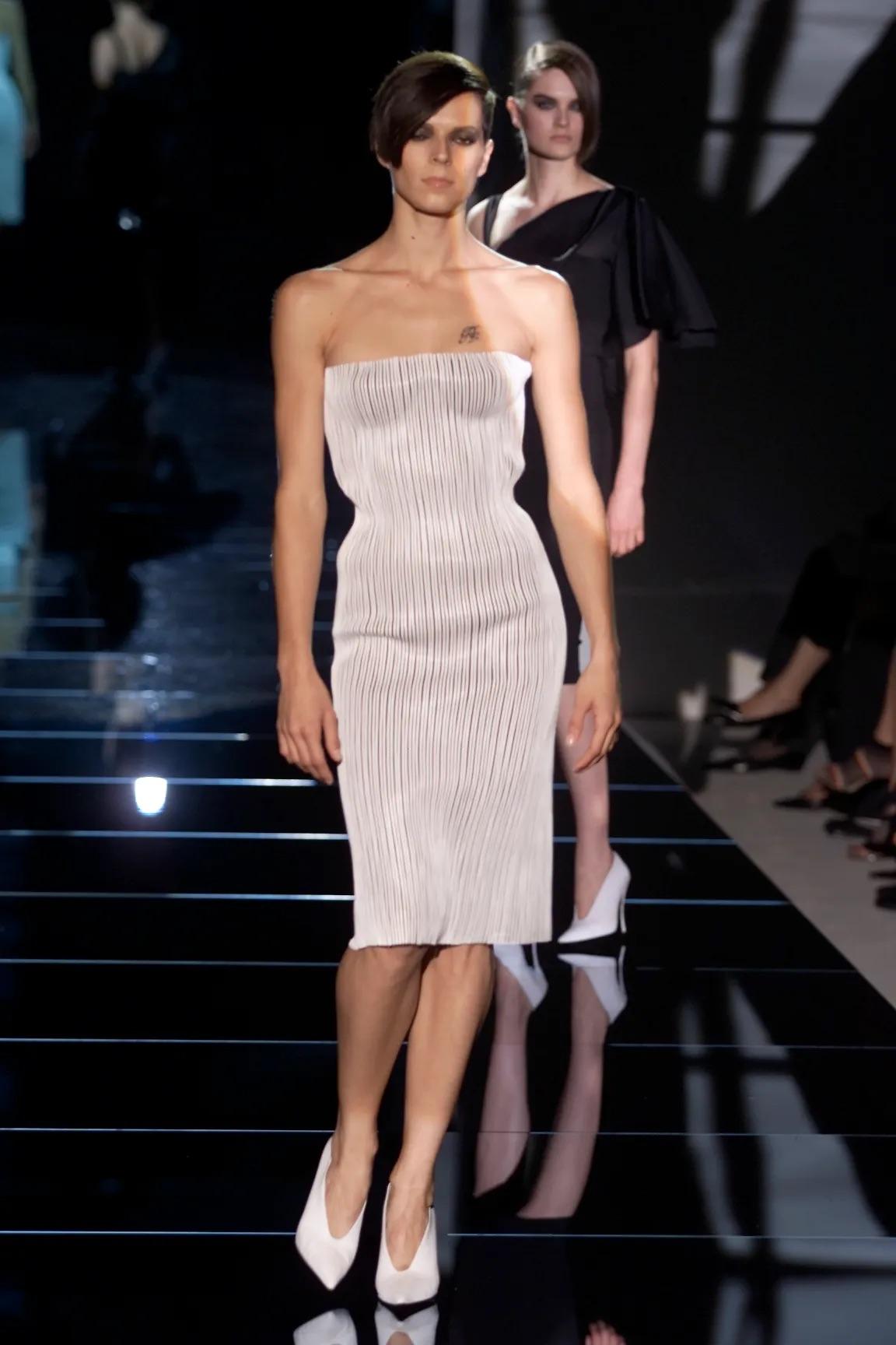 Pièce emblématique de la célèbre collection printemps-été 2001 de Tom Ford pour Gucci, cette robe bustier en cuir et tulle capture à la perfection la vision de Ford d'une sophistication provocante et d'une sensualité épurée au sommet de son