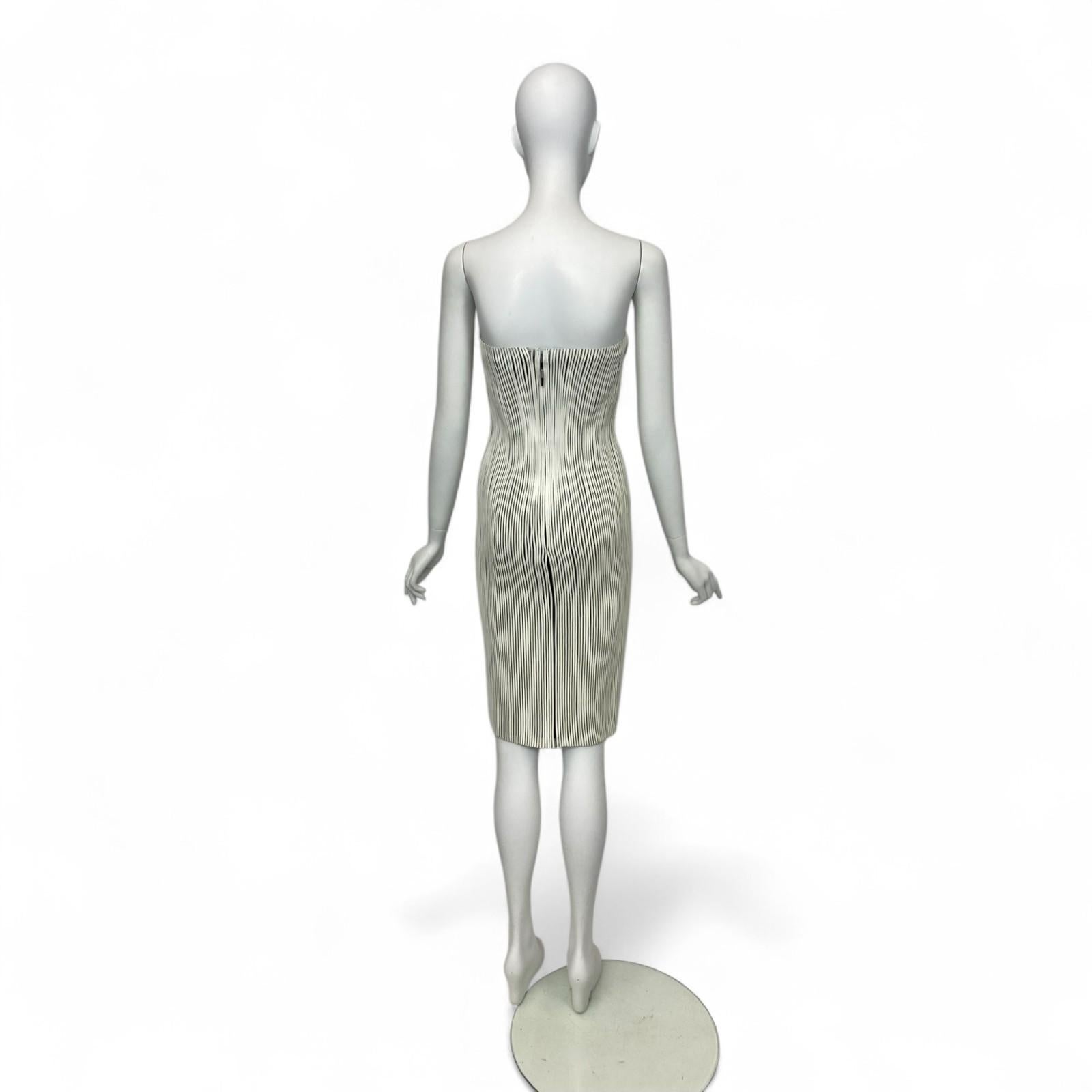 Tom Ford pour Gucci S/S 2001 - Robe bustier en tulle de cuir Taille : 42 en vente 2
