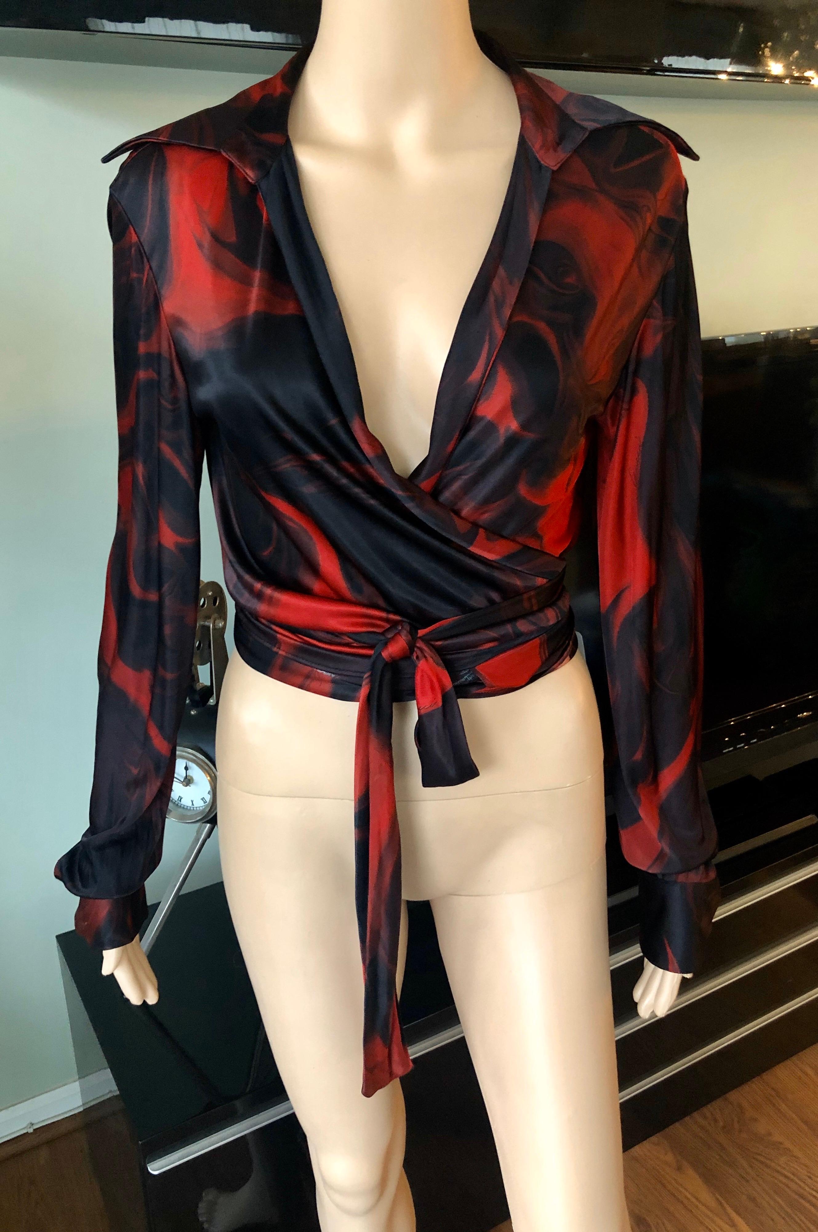 Tom Ford for Gucci S/S 2001 Plunging Neckline Wrap Crop Top Blouse IT 40

Gucci printed wrap crop top featuring plunging neckline, sash-tie closure at front and long sleeves.