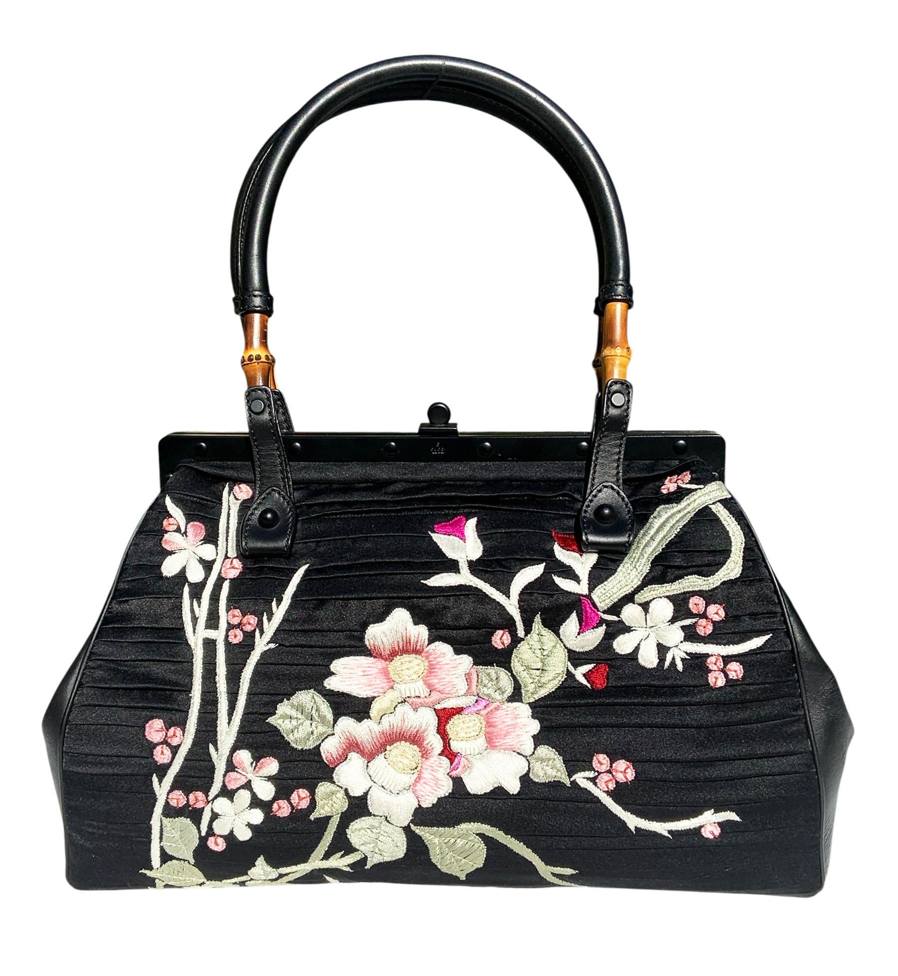 Tom Ford for Gucci Sac à fleurs japonaises avec cadre en soie noir
Collection S/S 2003,  Rare et Collectional.
N 112528 204990
Couleurs - Noir ; soie, cuir, bambou.
Broderie japonaise florale en blanc, rose, rouge et vert sur les deux faces
Panneaux