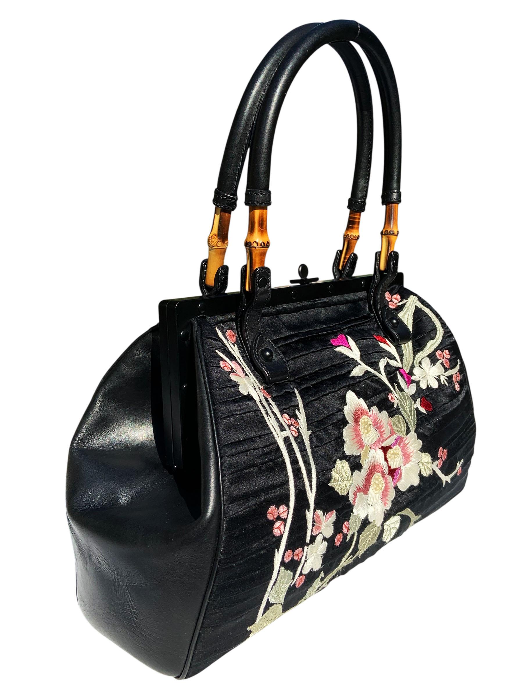 Noir Tom Ford for Gucci S/S 2003 Sac en soie noire à armature de fleurs japonaises brodées en vente