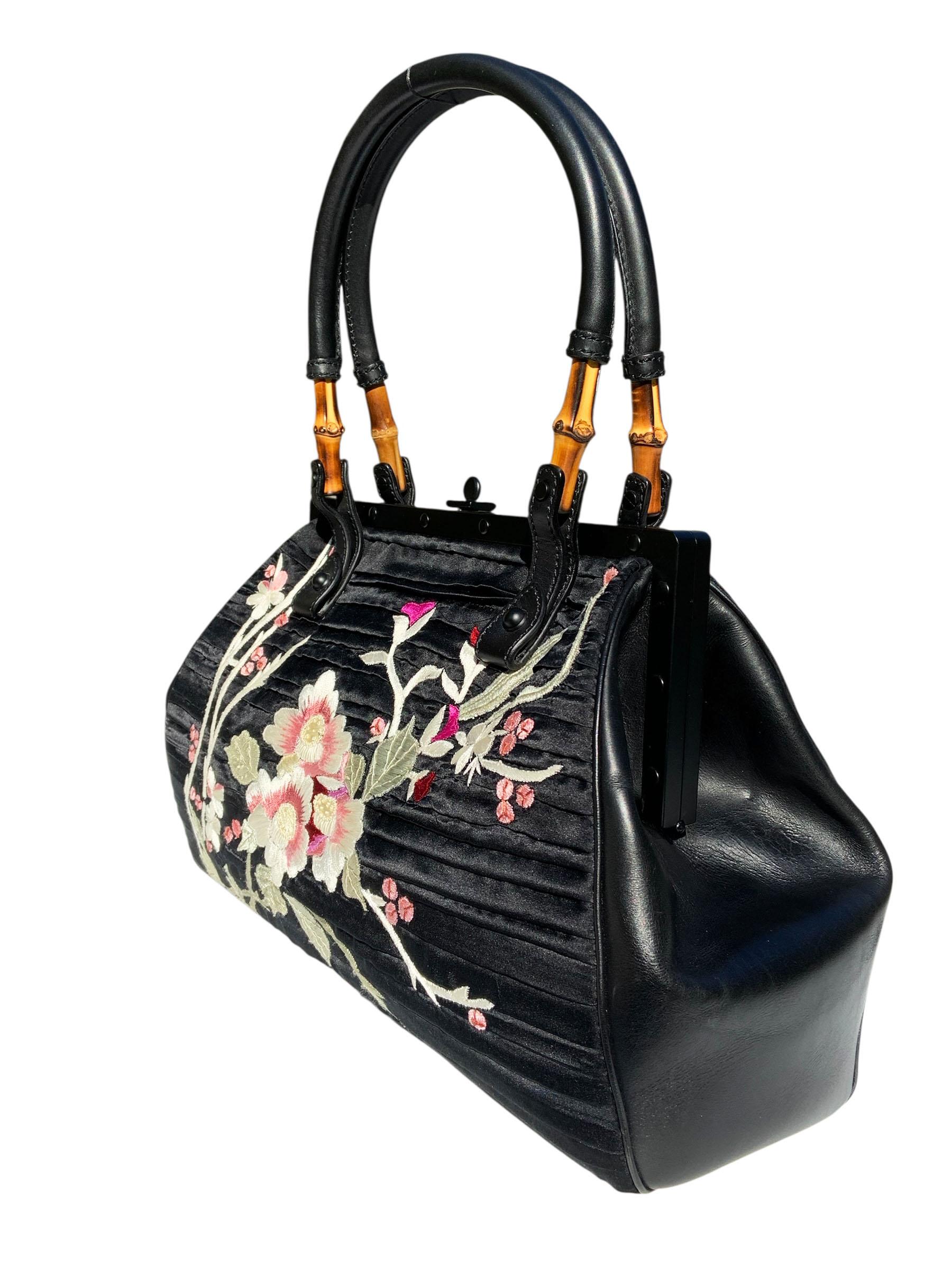 Tom Ford for Gucci S/S 2003 Sac en soie noire à armature de fleurs japonaises brodées Excellent état - En vente à Montgomery, TX