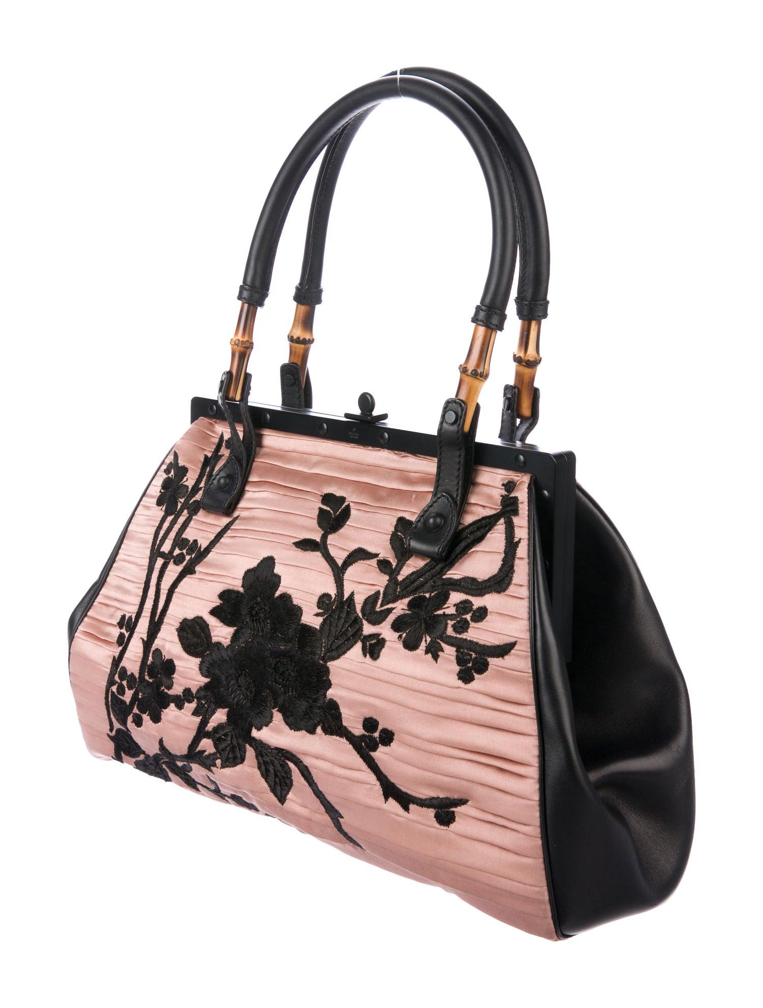 New Tom Ford For Gucci Black Silk Frame Japanese Flowers Bag
S/S 2003 Collection
N 112528 204990
Rare And Collectible
Color – Black and Beige
Silk, Leather, Bamboo
Floral Japanese Embroidery In Black On Both Sides, Leather Side Panels, Frame-shaped
