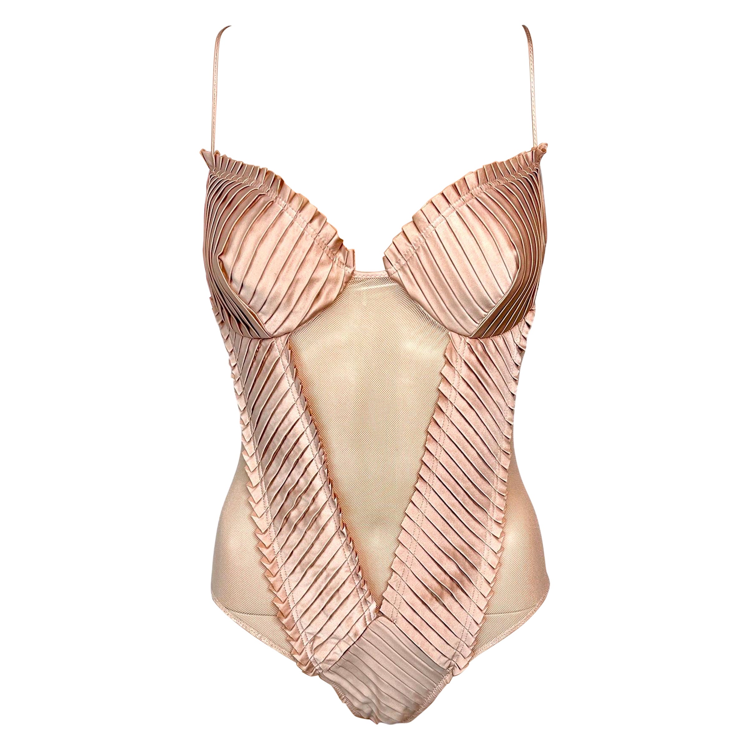 Tom Ford for Gucci, sfilata P/E 2004, bustier con ritaglio trasparente e top lingerie