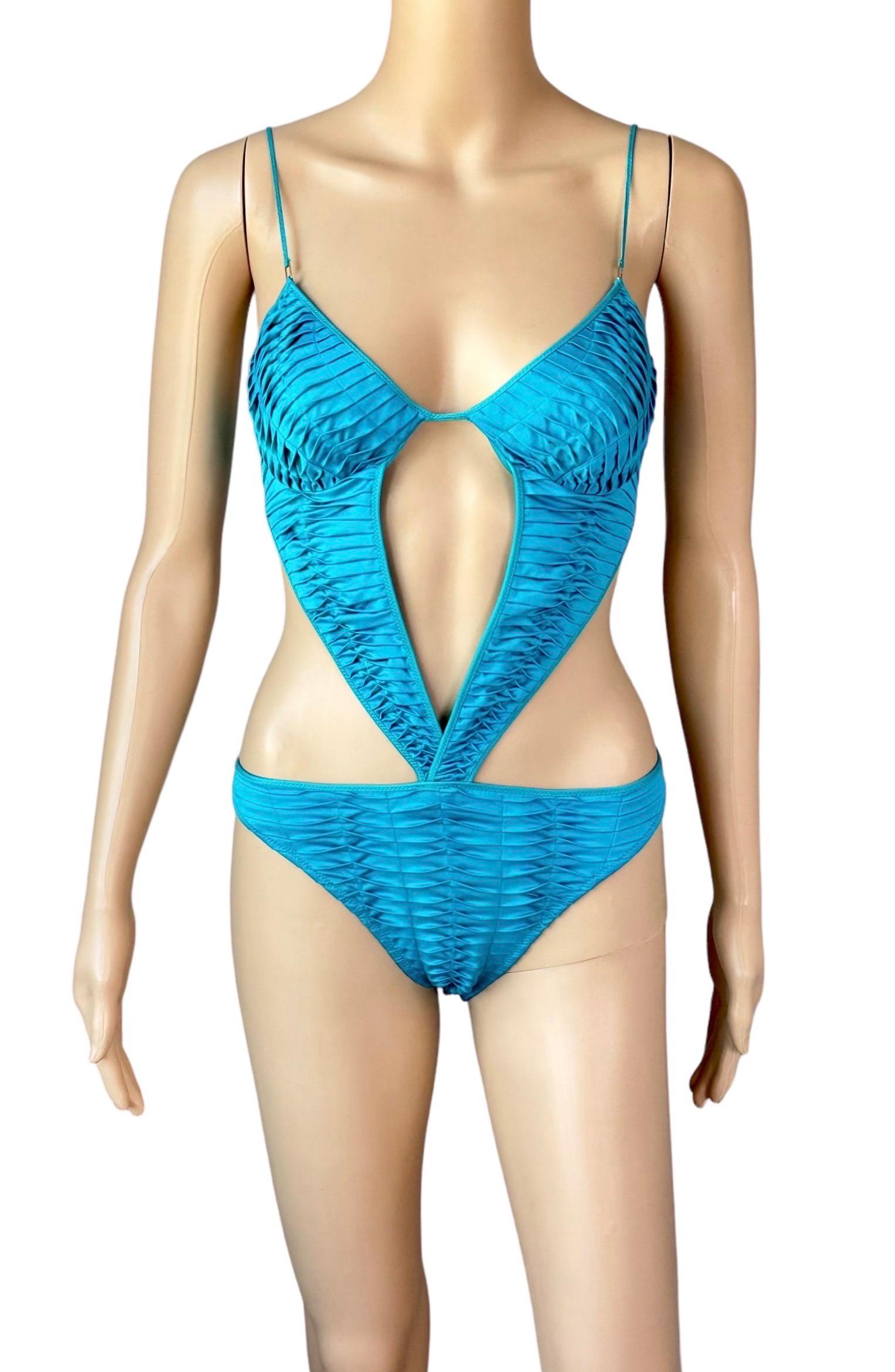 Tom Ford for Gucci S/S 2004 Runway Cutout One Piece Bodysuit Swimsuit Swimwear 

Size M

Condition: Excellent, liner still attached

Look 24 from the Gucci Spring 2004 Collection.


