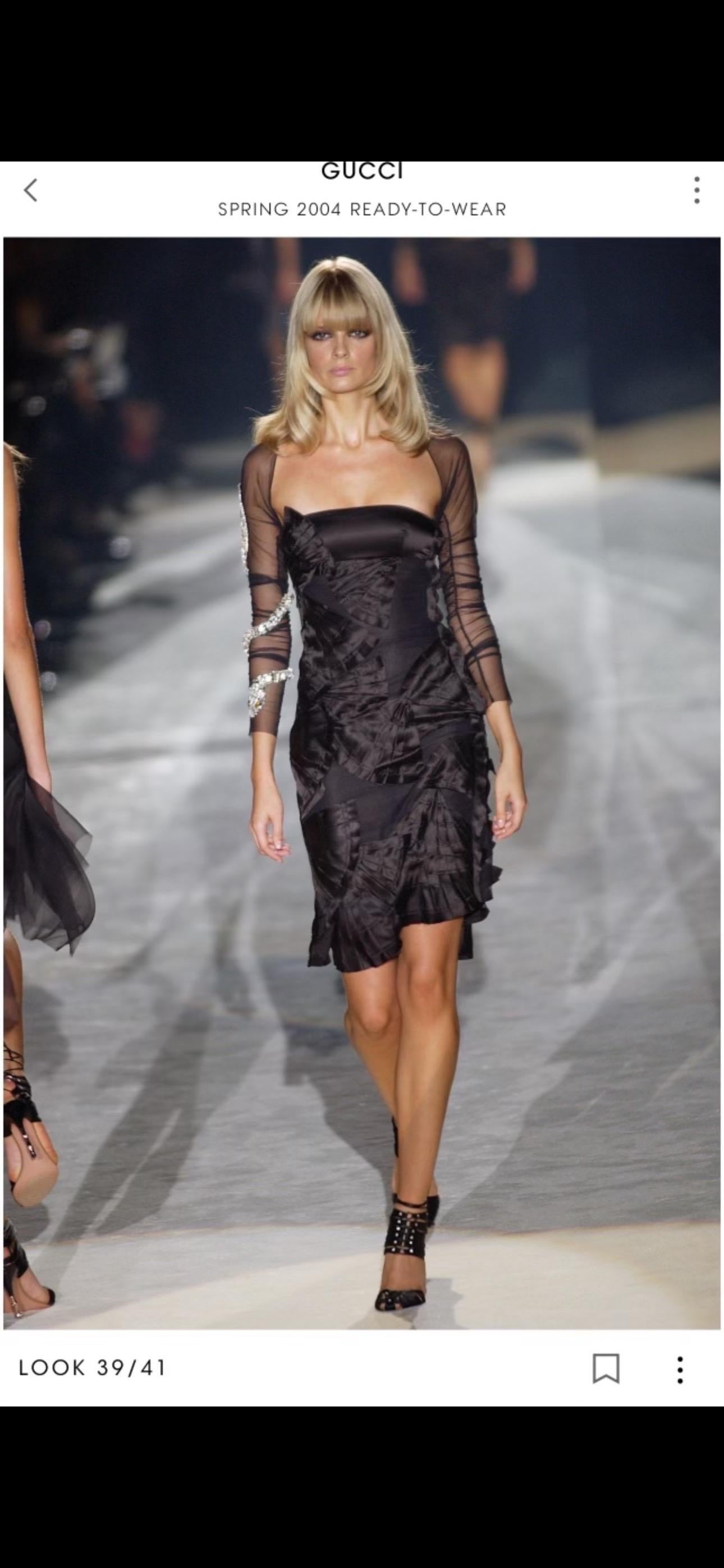 Tom Ford for Gucci S/S 2004 Runway Schwarzes Kleid mit Schlangenverzierung und transparentem Ausschnitt im Angebot 6