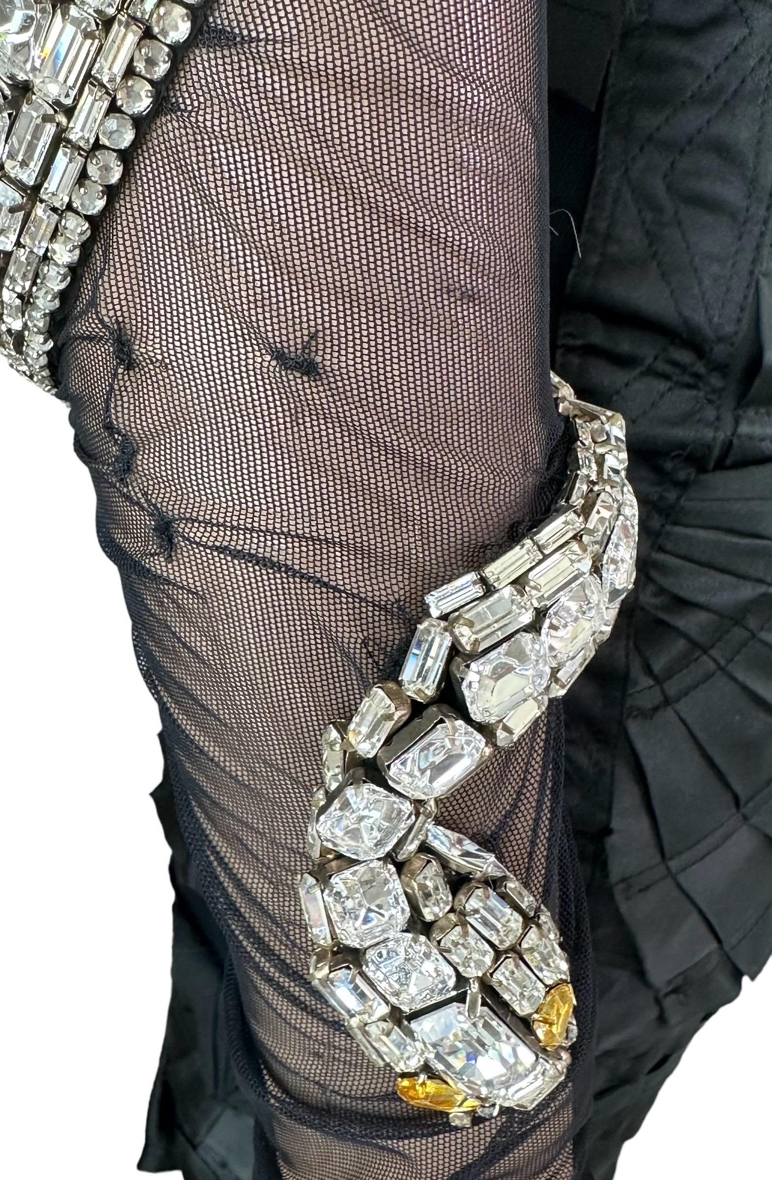 Tom Ford for Gucci S/S 2004 Runway Schwarzes Kleid mit Schlangenverzierung und transparentem Ausschnitt im Angebot 8