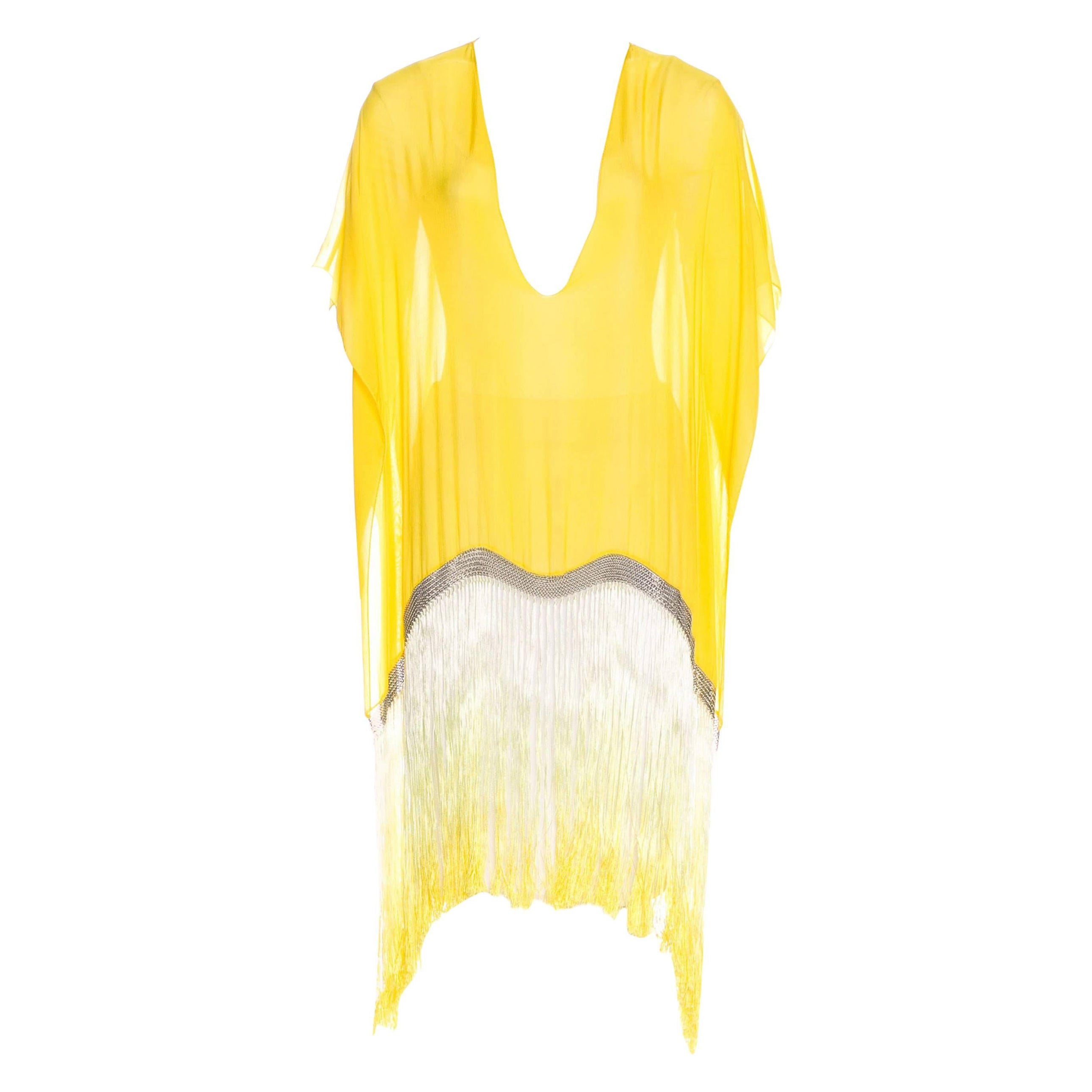 Tom Ford for Gucci Pasarela S/S 2004 Poncho de flecos degradados de seda con cadena metálica