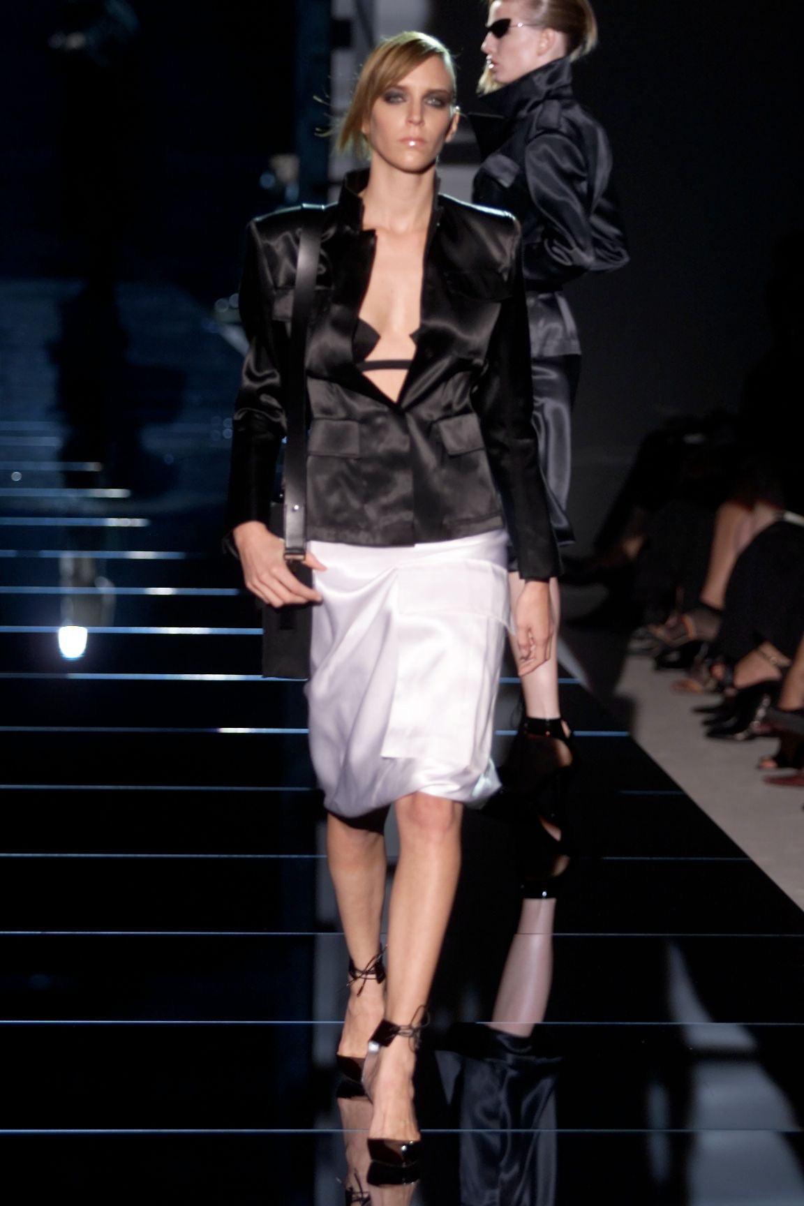 Tom Ford für Gucci Y2K Schwarzer Satin-Blazer mit aufgesetzten Taschen. Ein auffälliges Stück mit Nehru-Kragen, verdeckten Knöpfen und Schulterpads. Baumwoll-Viskose-Gemisch mit Viskosefutter.  Die 4 aufgesetzten Taschen verleihen ihm einen