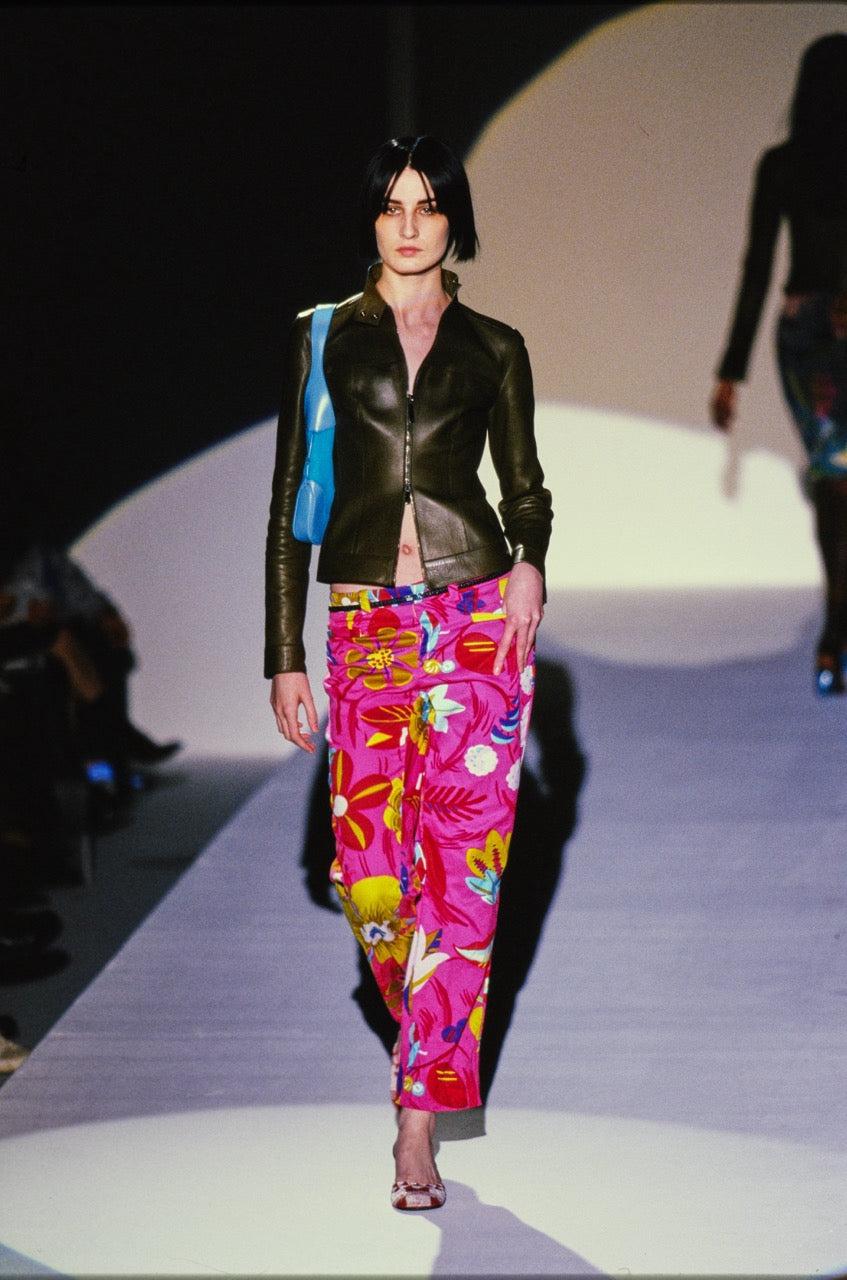 Dieser lebendige und zeitlose Druck, der von der Modelegende Tom Ford für die Frühjahr/Sommer-Kollektion 1999 von Gucci entworfen wurde, eignet sich perfekt, um ein mutiges Statement abzugeben. Diese Hose aus leichter Baumwolle bietet Komfort und