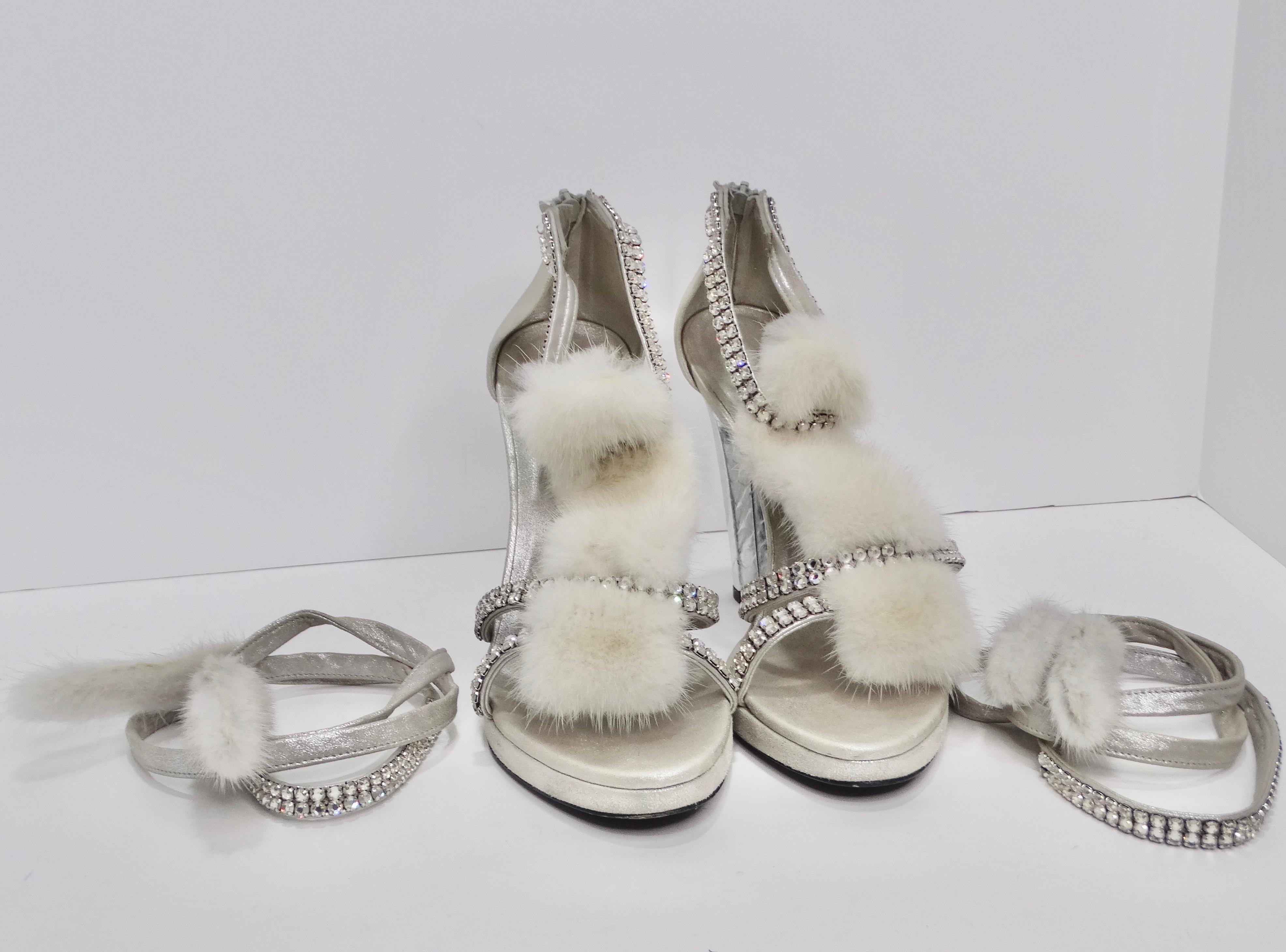 Entrez dans le monde de l'opulence et de la haute couture avec ces extraordinaires chaussures à plateforme en cuir de vison blanc à lanières argentées de Tom Ford for Gucci. Ces chaussures, issues de l'emblématique Collection F/W 2004, témoignent du
